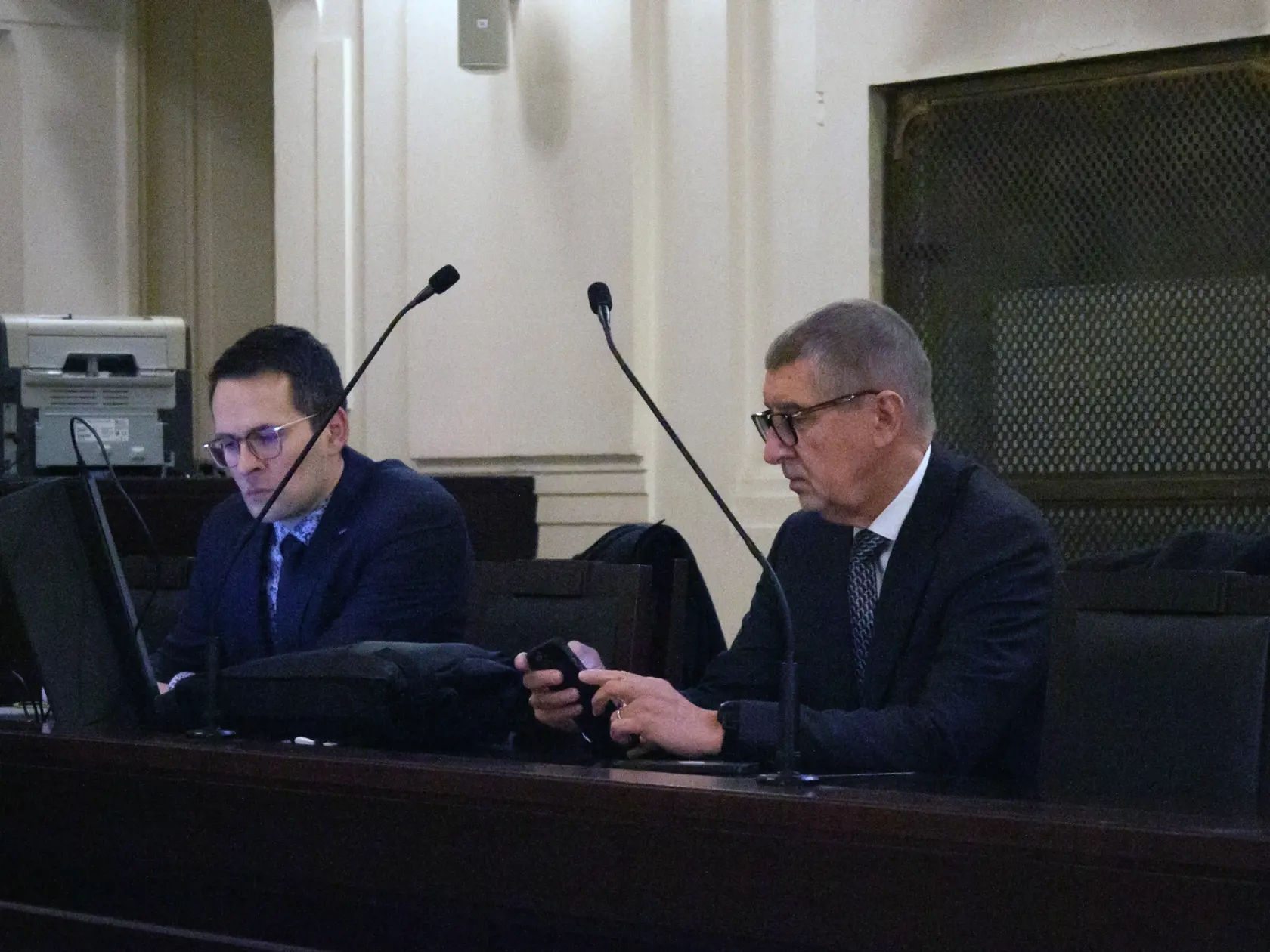 V pondelok 19. decembra 2022 pokračovalo súdne konanie s českým expremiérom a predsedom hnutia ANO Andrejom Babišom v dotačnej kauze Čapí hnízdo. Obhajoba avizovala, že chce súdu predložiť nové posudky. Tie by mohli celé konanie zdržať. Na snímke obžalovaný český expremiér Andrej Babiš (vpravo) s jedným z advokátov. Praha, 19. decembra 2022. FOTO TASR - Barbora Vizváryová