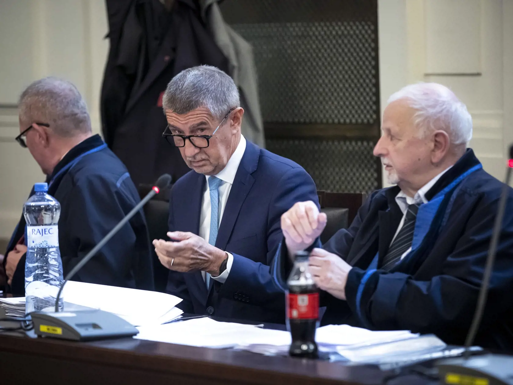 EBE 22 Praha - Na snímke uprostred bývalý český premiér Andrej Babiš čaká na začiatok pojednávania na Mestskom súde v Prahe v pondelok 12. septembra 2022. Babiš čelí obvineniam pre podvody v súvislosti s farmou Čapí hnízdo. V kauze je obžalovaná aj jeho niekdajšia poradkyňa Jana Nagyová. FOTO TASR/AP
Czech billionaire and former Prime Minister Andrej Babis, centre, waits for the beginning of his trial, at the Prague Municipal Court, in Prague, Czech Republic, Monday, Sept. 12, 2022. Former Czech