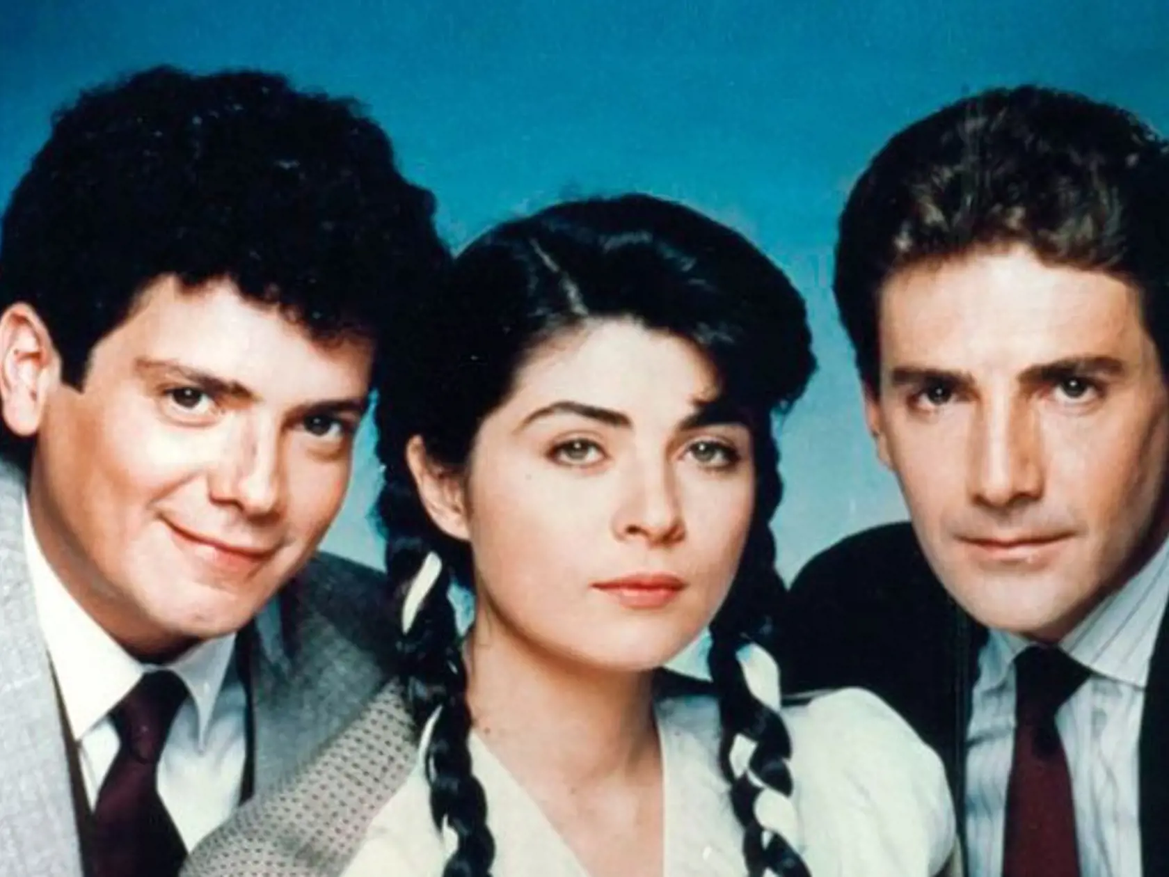 Victoria Ruffo  ako Mária - 1989
Keď sa v 90. rokoch objavila telenovela Jednoducho Mária, väčšina žien nechala všetko tak. Mexická herečka Victoria Ruffo (60) v ňom stvárnila hlavnú postavu. Hoci od natáčania uplynuli desiatky rokov, Victoria nestratila ani štipku šarmu. Išlo o prvú telenovelu na našich obrazovkách a žila ňou celá krajina. Dabing Márie bravúrne zvládla Zuzana Tlučková, ktorá zaň získala ocenenie Žena roka.