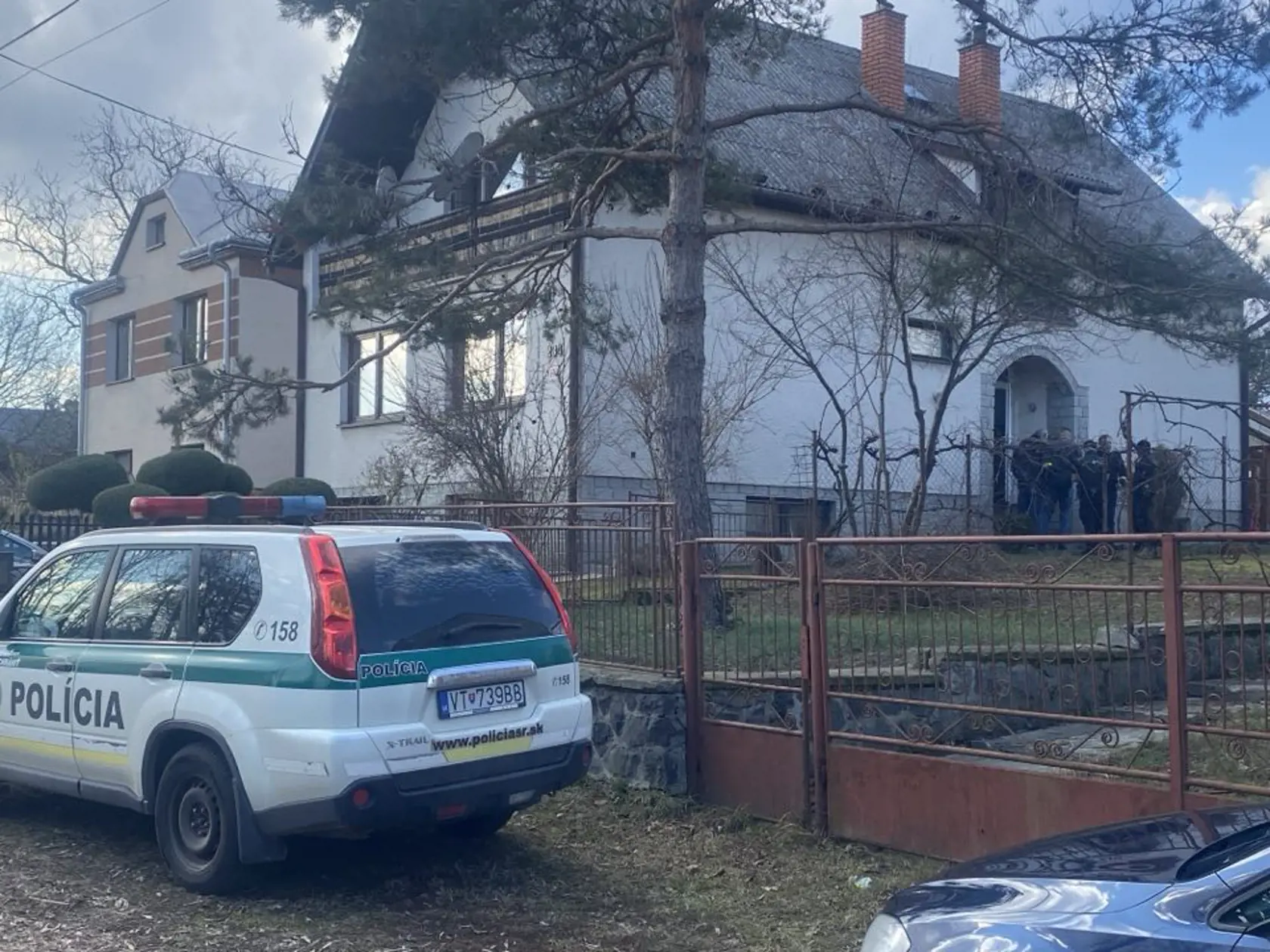 Zásah polícia v rodinnom dome v Sačurove, kde sa muž vyhrážal exmanželke zabitím.
