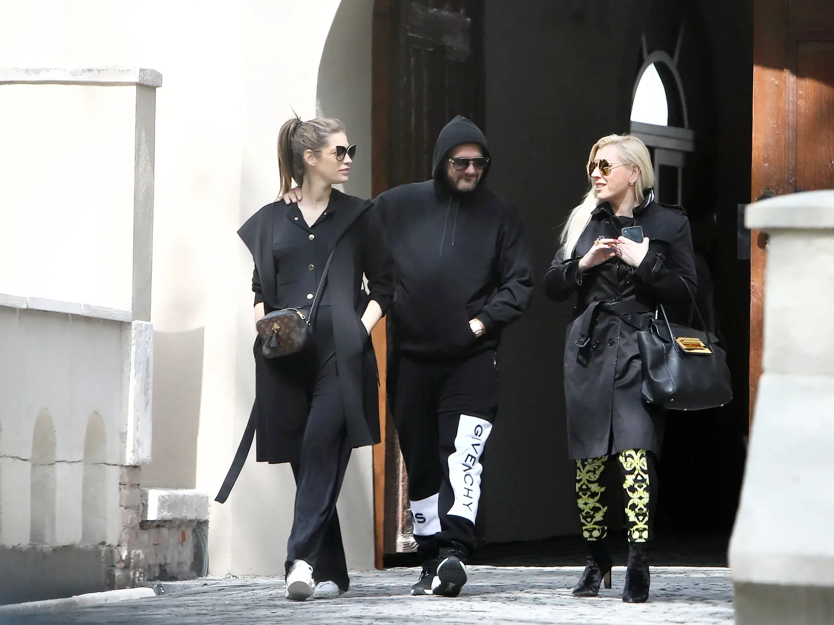 Na snímke paparazzi pred zámkom v Pezinku, kde si Patrik Rytmus Vrbovský a Jasmina Alagič prišli pozrieť priestory pred svadbou. 