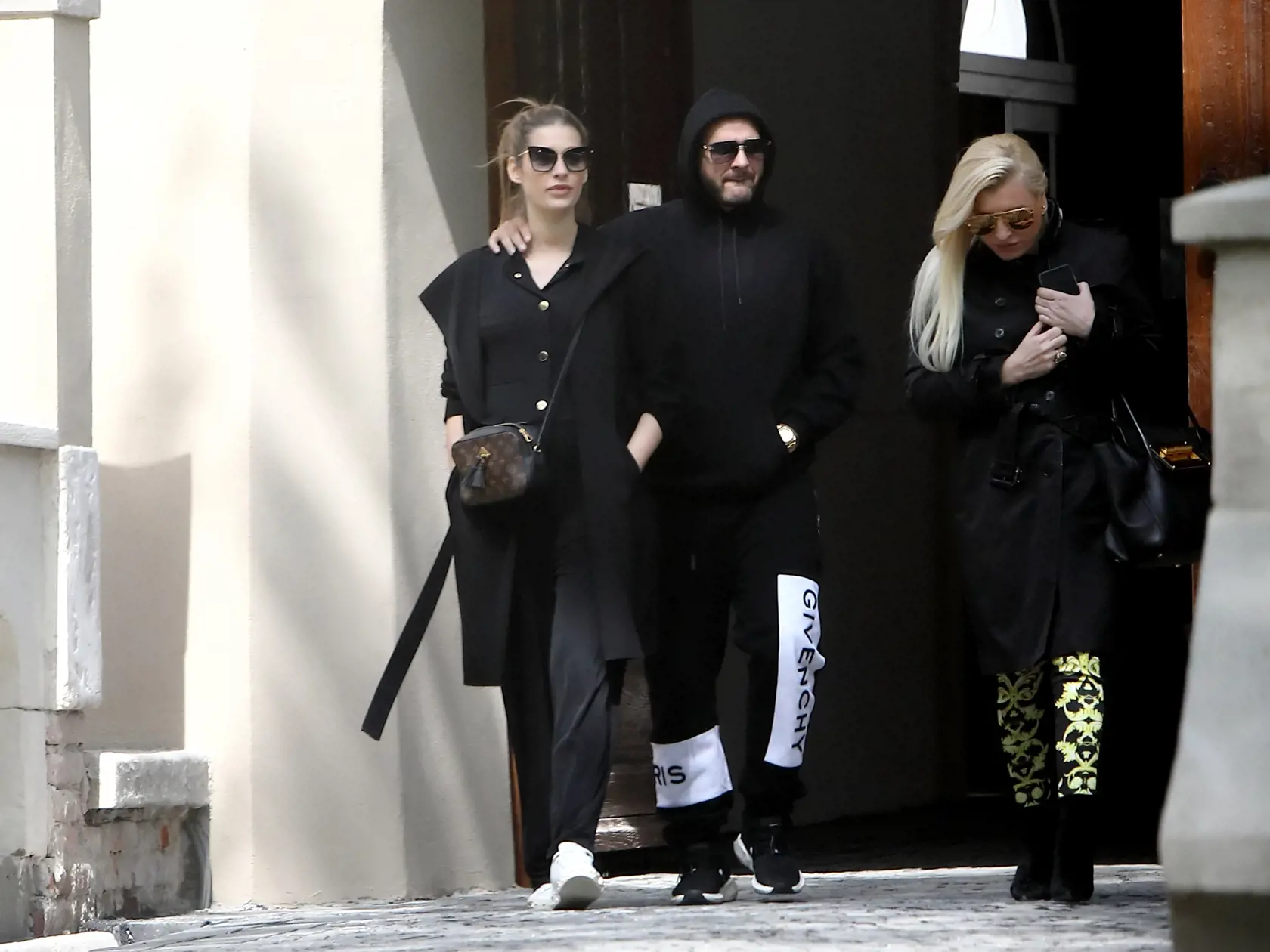 Na snímke paparazzi pred zámkom v Pezinku, kde si Patrik Rytmus Vrbovský a Jasmina Alagič prišli pozrieť priestory pred svadbou. 