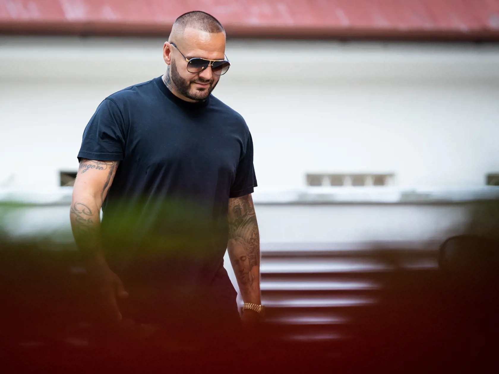Gabika Drobová a Karol Ruman prichádzajú na kliniku Koch aby navštívili Patrika Vrbovského a Jasminu Vrbovskú po narodení ich syna Sanela.