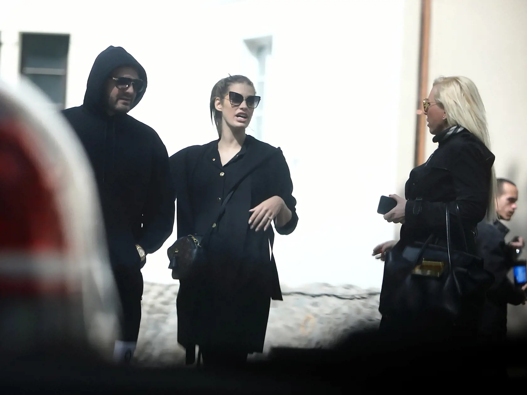 Na snímke paparazzi pred zámkom v Pezinku, kde si Patrik Rytmus Vrbovský a Jasmina Alagič prišli pozrieť priestory pred svadbou. 