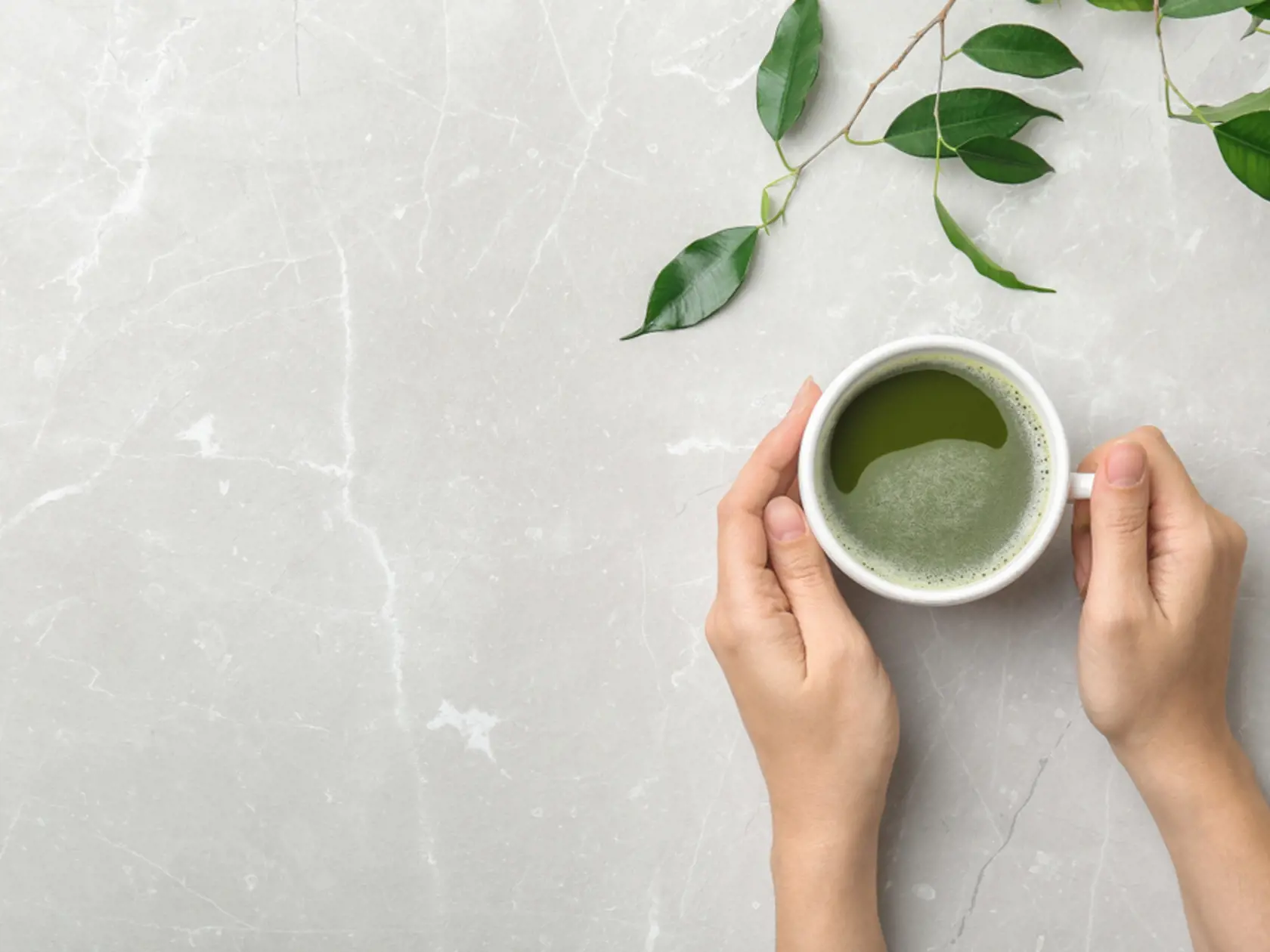 Matcha si našla v kuchyniach svoje miesto, či už ako klasický čaj, surovina do pečenia či do smoothie. Pitie čaju matcha má údajne hneď niekoľko benefitov. Zlepšuje pamäť, koncentráciu i náladu. 