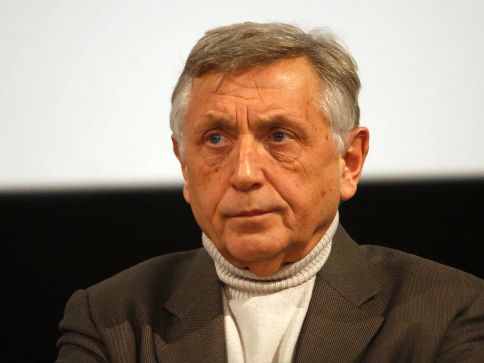 Premiéra filmu na motívy poviedky Bohumila Hrabala Jak jsem obsluhoval anglického krále, réžia Jiří Menzel 