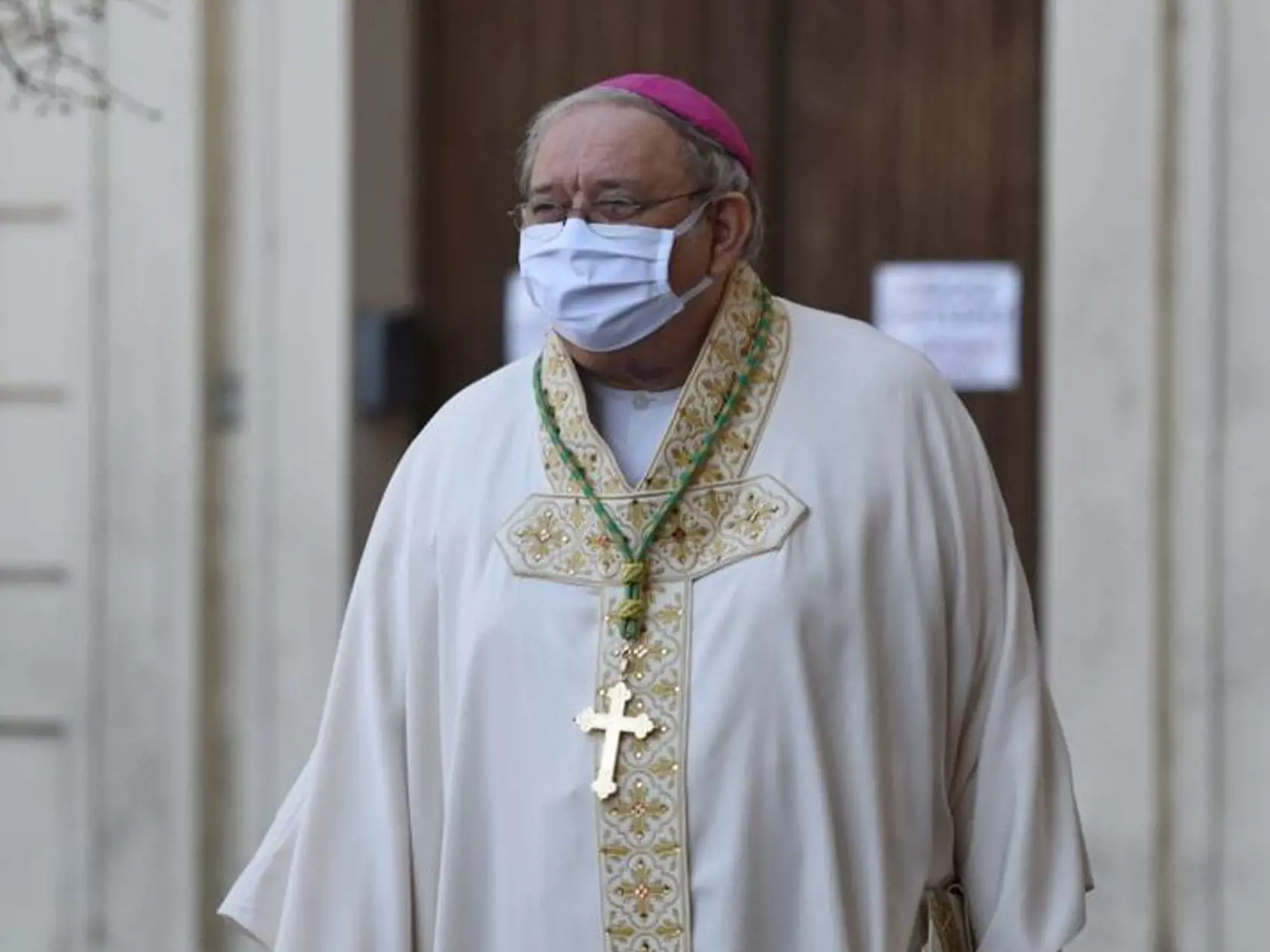 Biskup vníma knihu ako predčasnú sexualizáciu detí vo veku od 4 do 7 rokov.