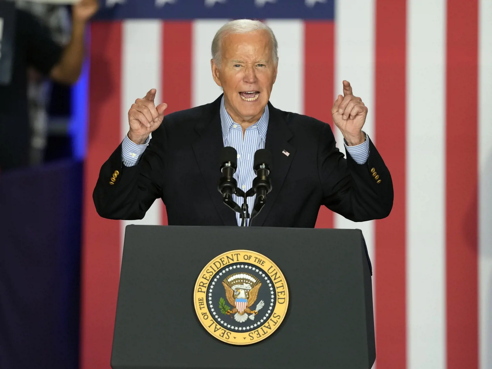 Americký prezident Joe Biden hovorí počas kampane v americkom Madisone 5. júla 2024. Americký prezident Joe Biden povedal v piatok na zhromaždení v štáte Wisconsin, že zotrvá v boji o Biely dom a opäť porazí exprezidenta Donalda Trumpa. Urobil tak napriek obavám niektorých predstaviteľov Demokratickej strany, že nemá dostatok síl na to, aby Trumpa v novembrových prezidentských voľbách porazil.