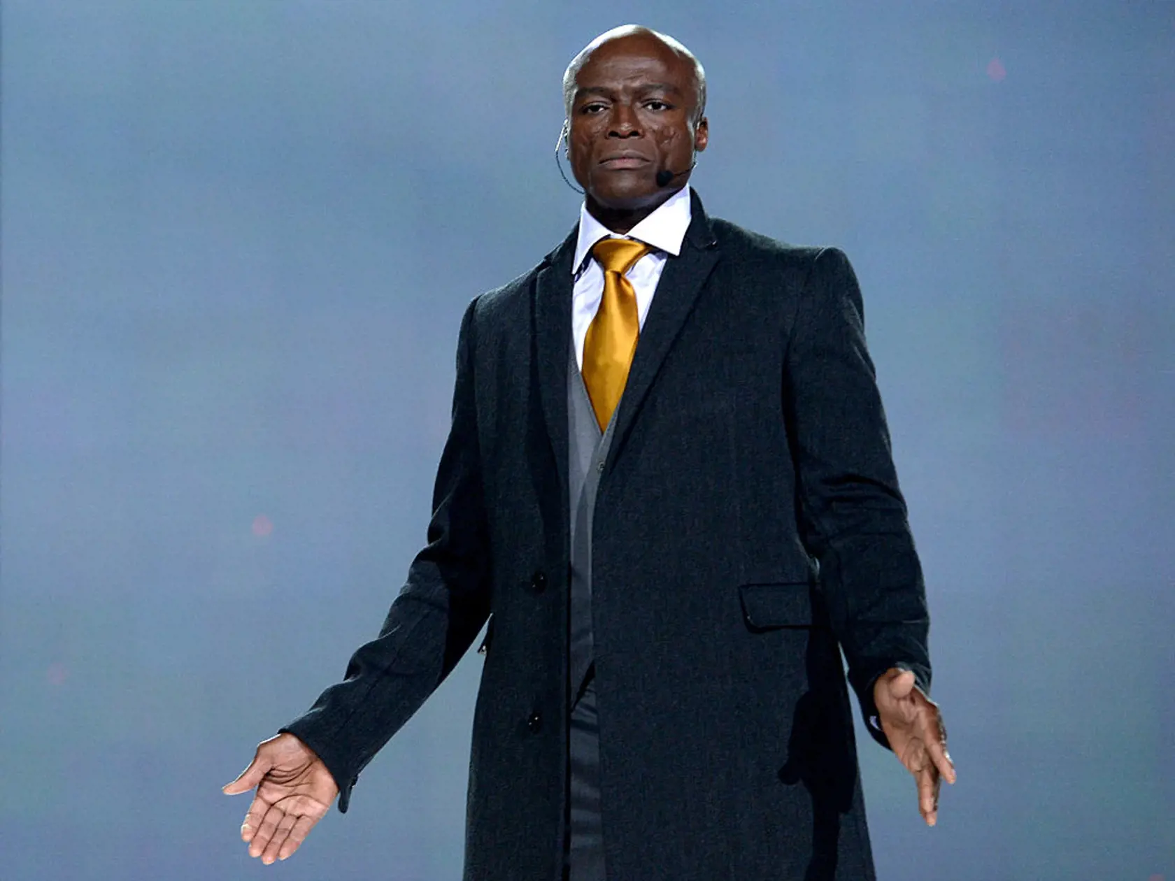 Seal má nigérijsko-brazílsky pôvod. Na tvári má charakteristické jazvy. Tie spôsobila autoimunitná choroba lupus erythematosus, ktorá ho postihla v detstve. 