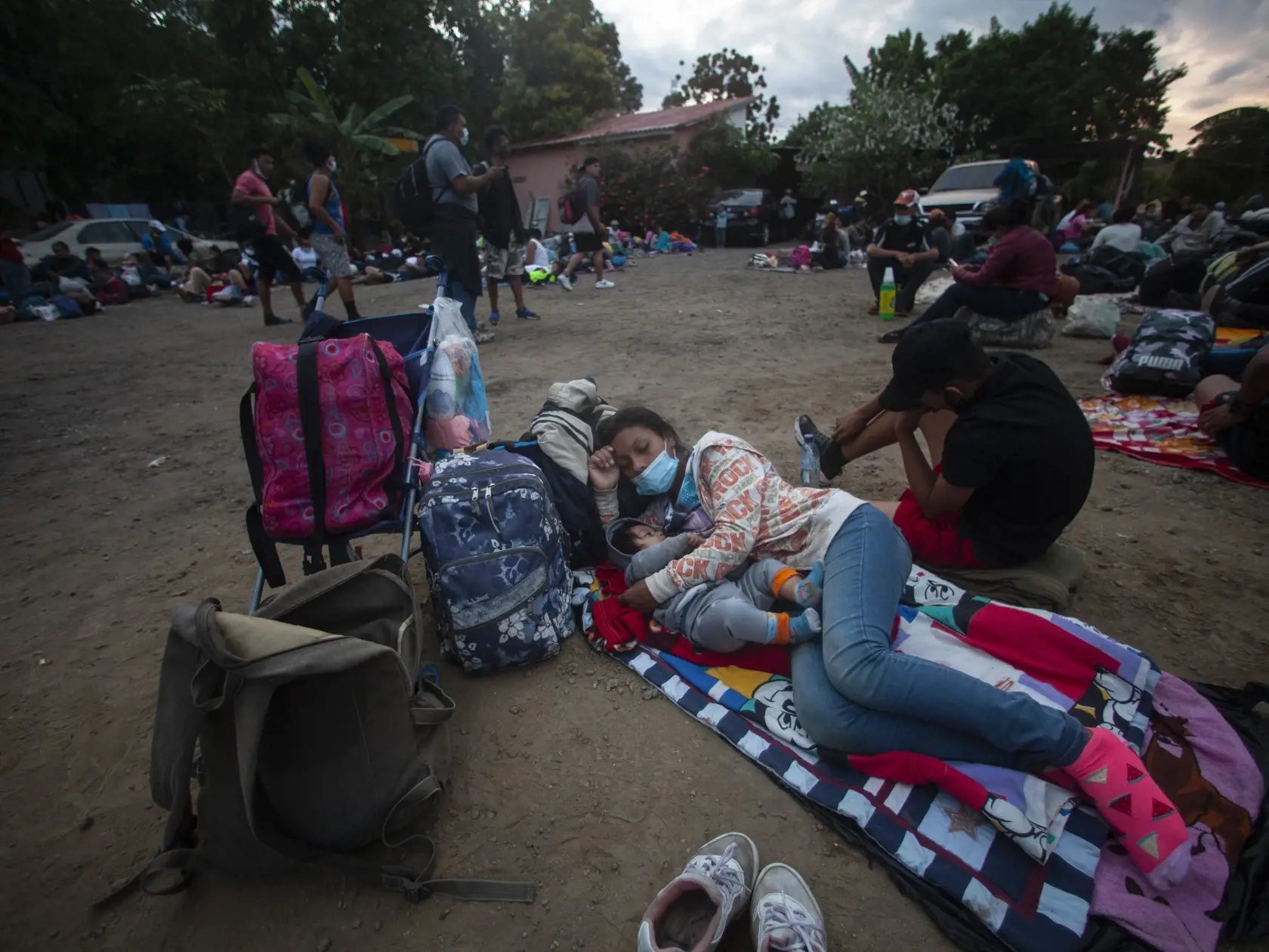 WA 16 Vado Hondo - Honduraskí migranti, ktorí mieria do USA, oddychujú neďaleko diaľnice v meste Vado Hondo v Guatemale v sobotu 16. januára 2021. Najmenej 9000 honduraských migrantov do soboty prekročilo hranice Guatemaly. Migranti z Hondurasu sa cez Guatemalu plánujú dostať do Mexika a následne prekročiť tamojšiu severnú hranicu s USA. Touto cestou sa do Spojených štátov vydávajú tisíce ľudí už mesiace, ich plány však značne narušila pandémie koronavírusu a v jej dôsledku zatvorené hranice.Hon