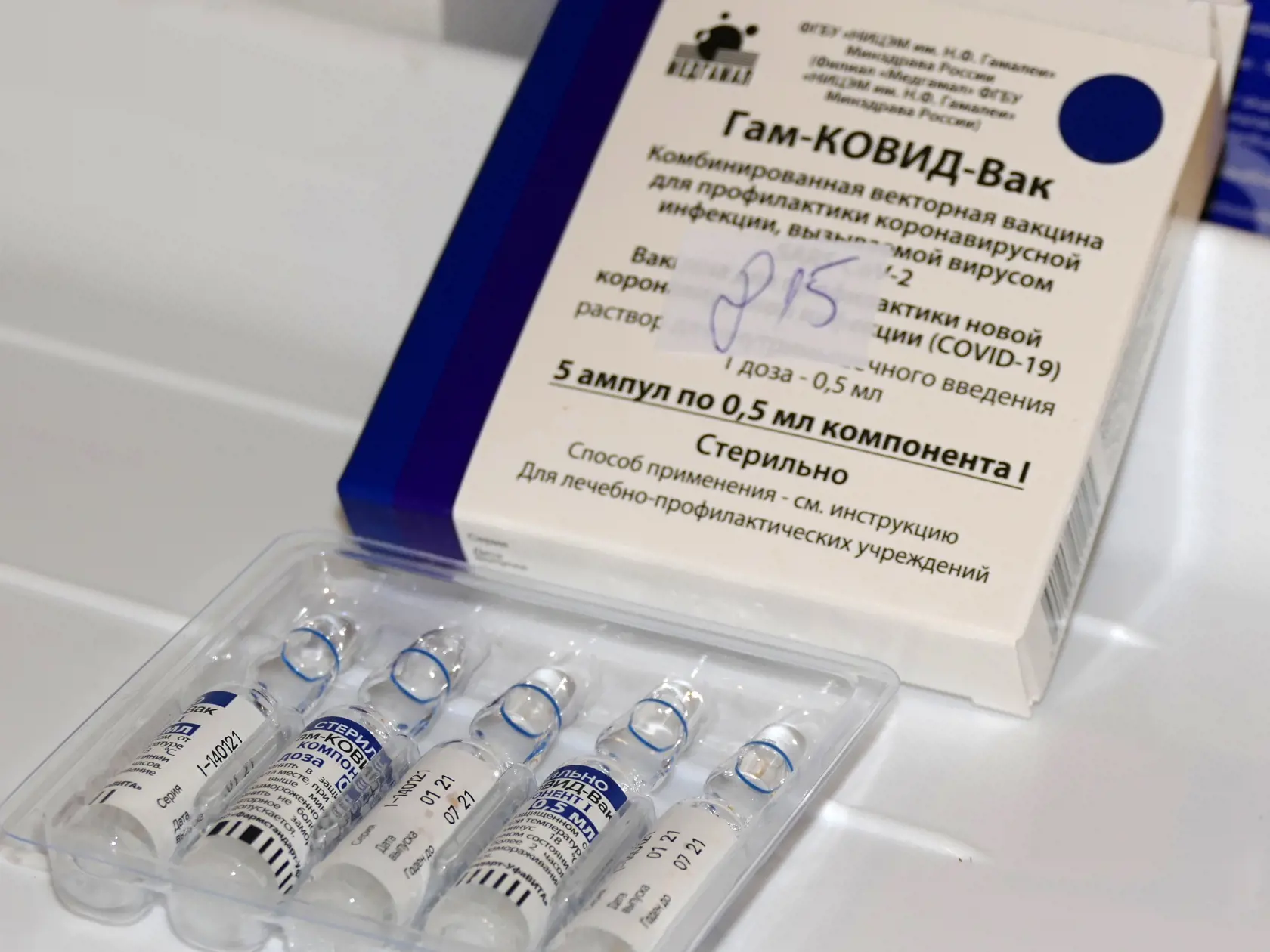 Na snímke ampulky s ruskou vakcínou Sputnik V proti ochoreniu Covid-19 počas očkovania v epidemiologickej ambulancii na ulici Sasinkova v Žiline 7. júna 2021. FOTO TASR - Erika Ďurčová