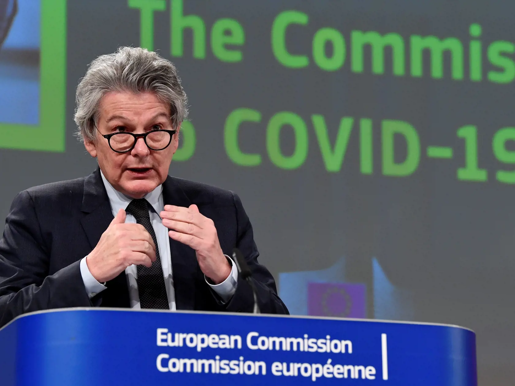 WA 12 archív Brusel - Na archívnej snímke zo 17. marca 2021 eurokomisár pre vnútorný trh Thierry Breton počas tlačovej konferencie v Bruseli. Európska únia nepotrebuje ruskú vakcínu Sputnik V proti ochoreniu COVID-19 a imunitu dokáže dosiahnuť prostredníctvom európskych očkovacích látok, povedal v nedeľu eurokomisár Breton.Európska agentúra pre lieky (EMA) začala tento mesiac proces predbežného posudzovania Sputnika V. FOTO TASR/AP 

European Commissioner for Internal Market Thierry Breton speak