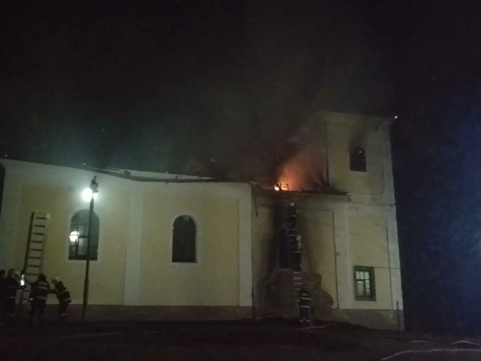 Skaza pri Považskej Bystrici: Veriacim pred očami horel kostol.