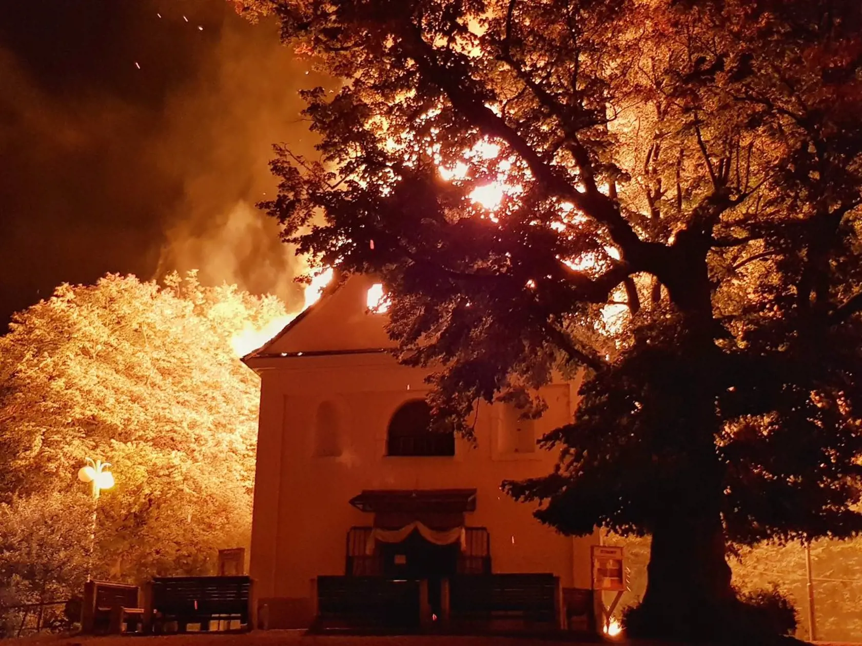 Skaza pri Považskej Bystrici: Veriacim pred očami horel kostol.