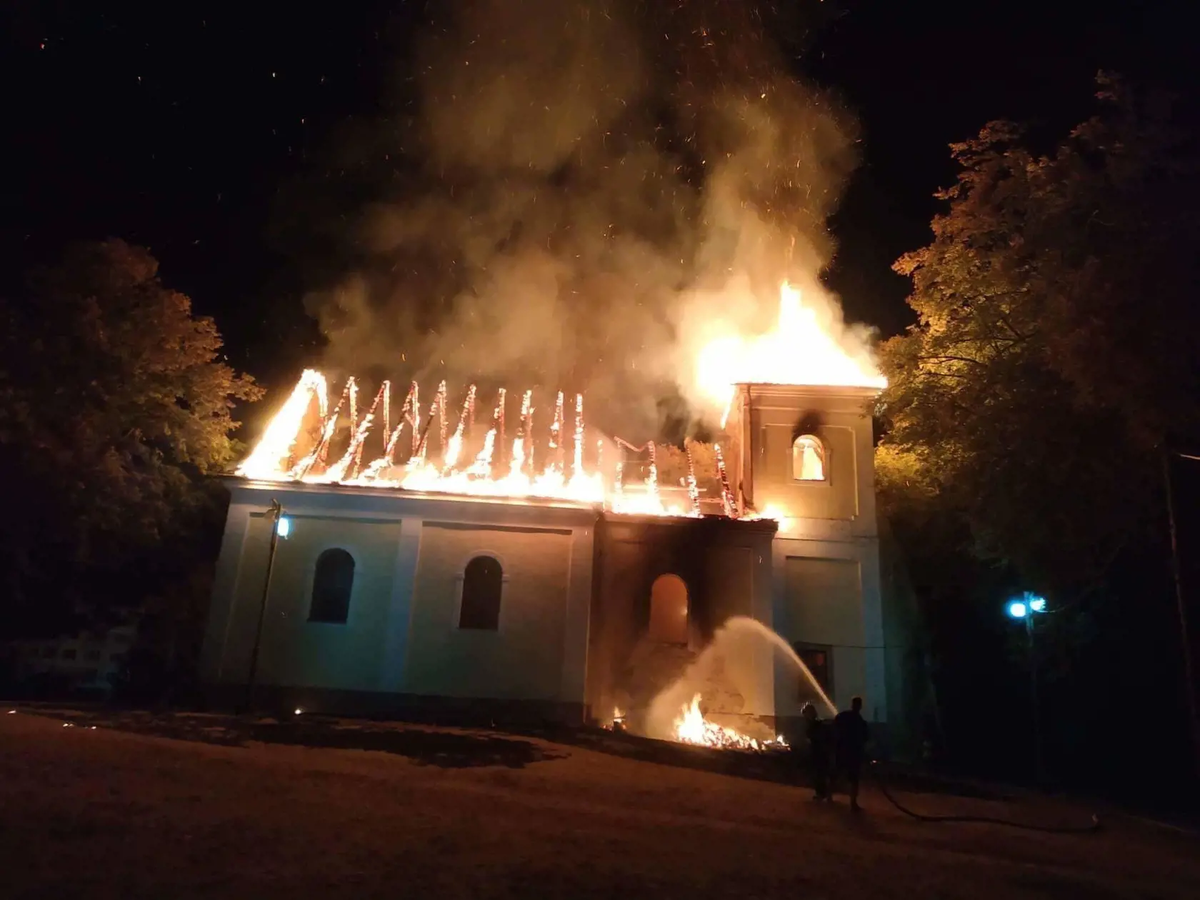 Skaza pri Považskej Bystrici: Veriacim pred očami horel kostol.
