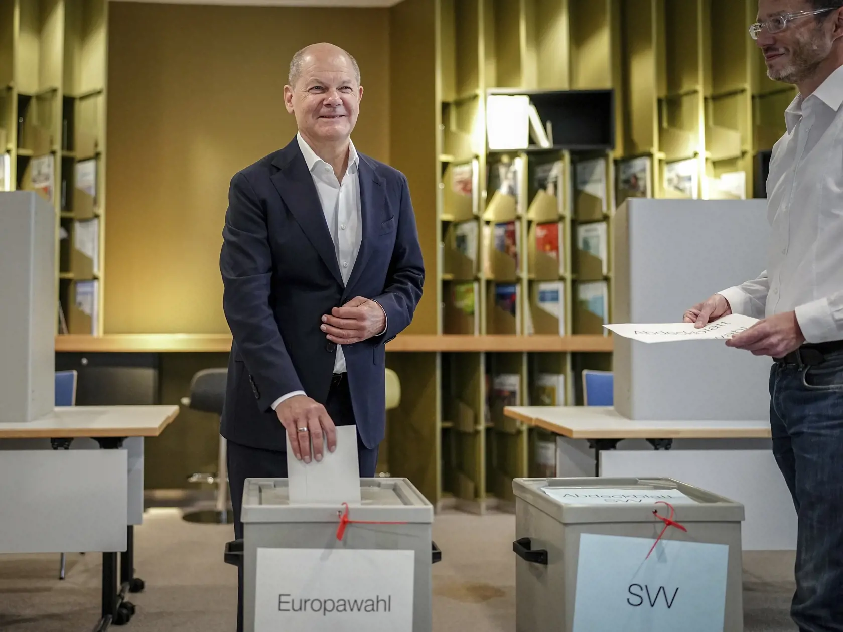 Nemecký kancelár Olaf Scholz  vhadzuje obálku s hlasovacím lístkom do volebnej schránky v Potsdame počas volieb do Európskeho parlamentu v Nemecku v nedeľu 9. mája 2024. Eurovoľby sa konali od 6. do 9. júna.