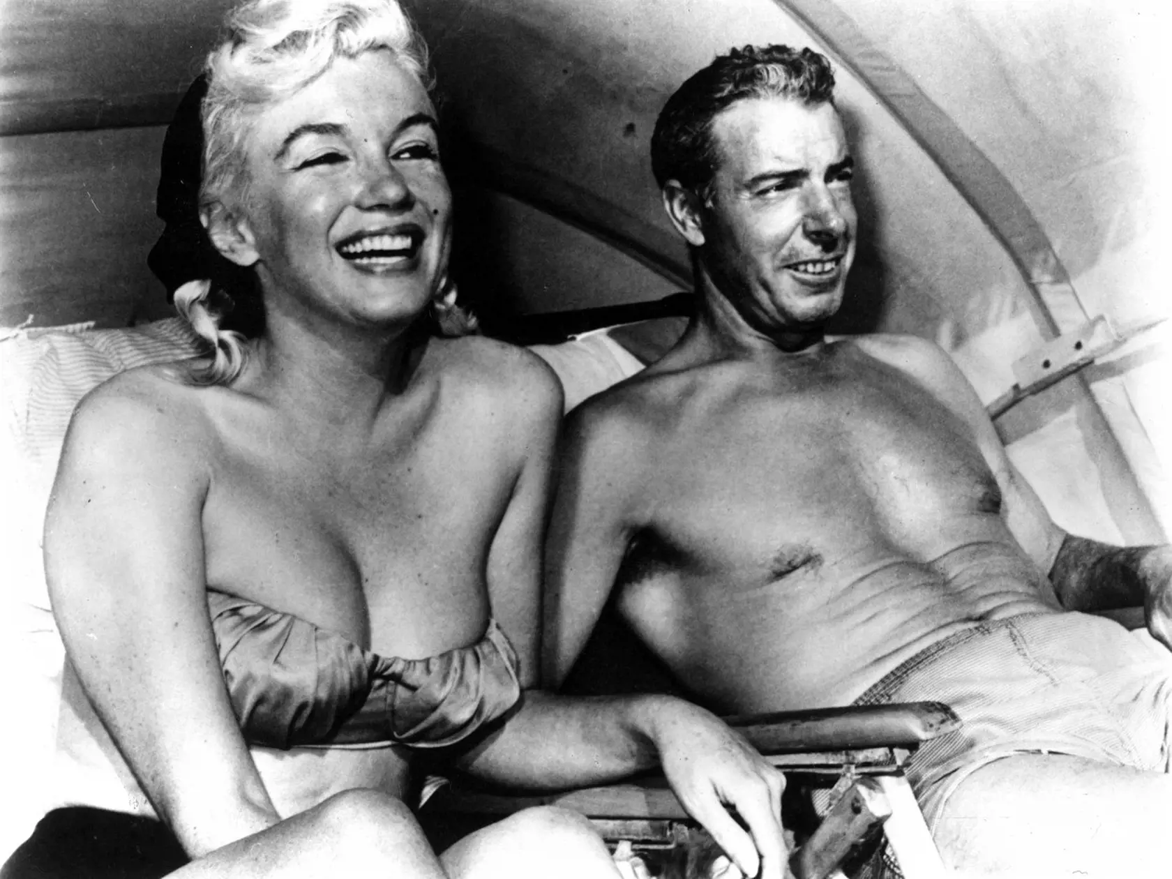 MARILYN MONROE s jej druhým manželom ,Joe DiMaggio, 1954.