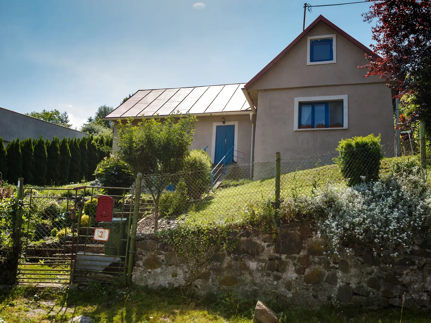 Život s Oskarom.
Zdenka Predná, Banská Štiavnica, dom jej rodičov