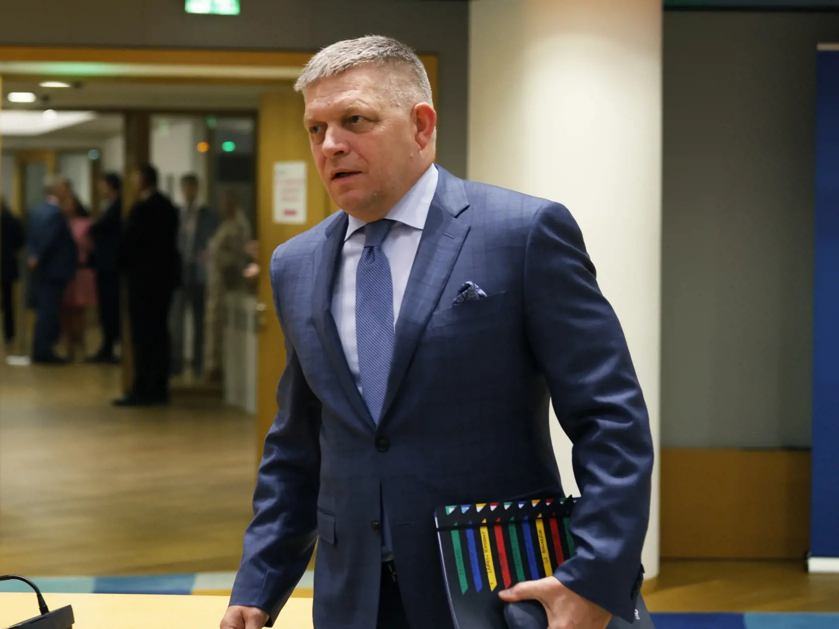 Slovenský premiér Robert Fico prichádza na prvý deň dvojdňového summitu lídrov EÚ v Bruseli vo štvrtok 26. októbra 2023. Dvojdňový summit lídrov EÚ, ktorý sa začal vo štvrtok popoludní v Bruseli, má okrem dávnejšie dohodnutých tém ponúknuť aj odpoveď na to, ako sa Európska únia postaví k najnovšej vlne násilia medzi Izraelom a palestínskym hnutím Hamas.