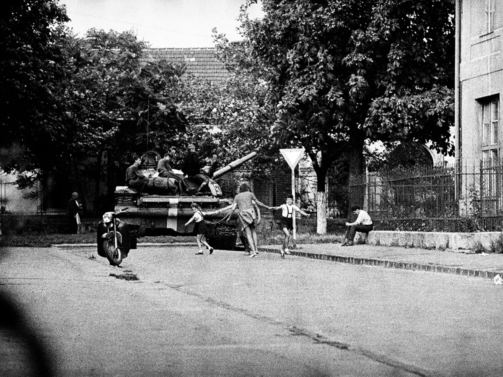Tank a hry: Pred kasárňami Československej armády na križovatke Priečnej a Kutuzovovej ulice.