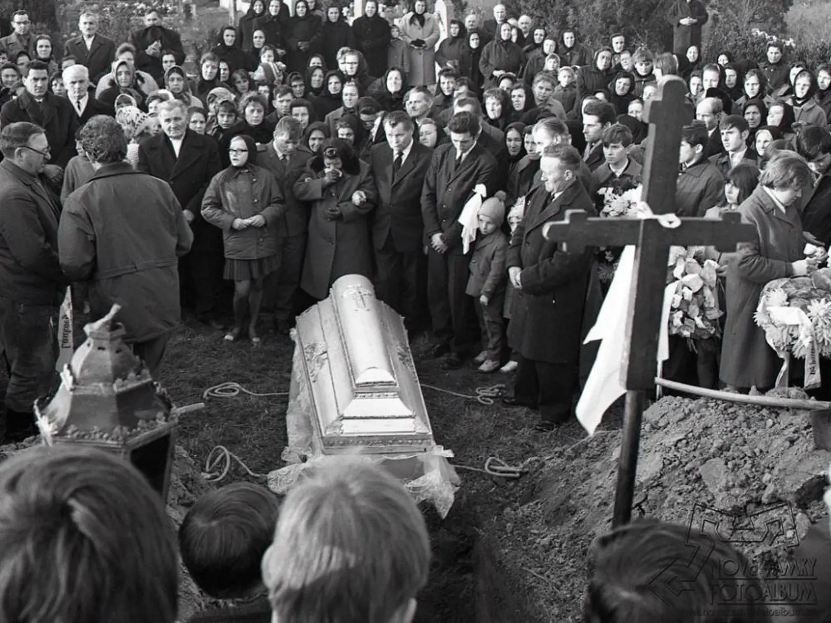 Pohreb 19-ročného Jozefa Svitjelu v obci Neded, ktorý podľahol ťažkým zraneniam.