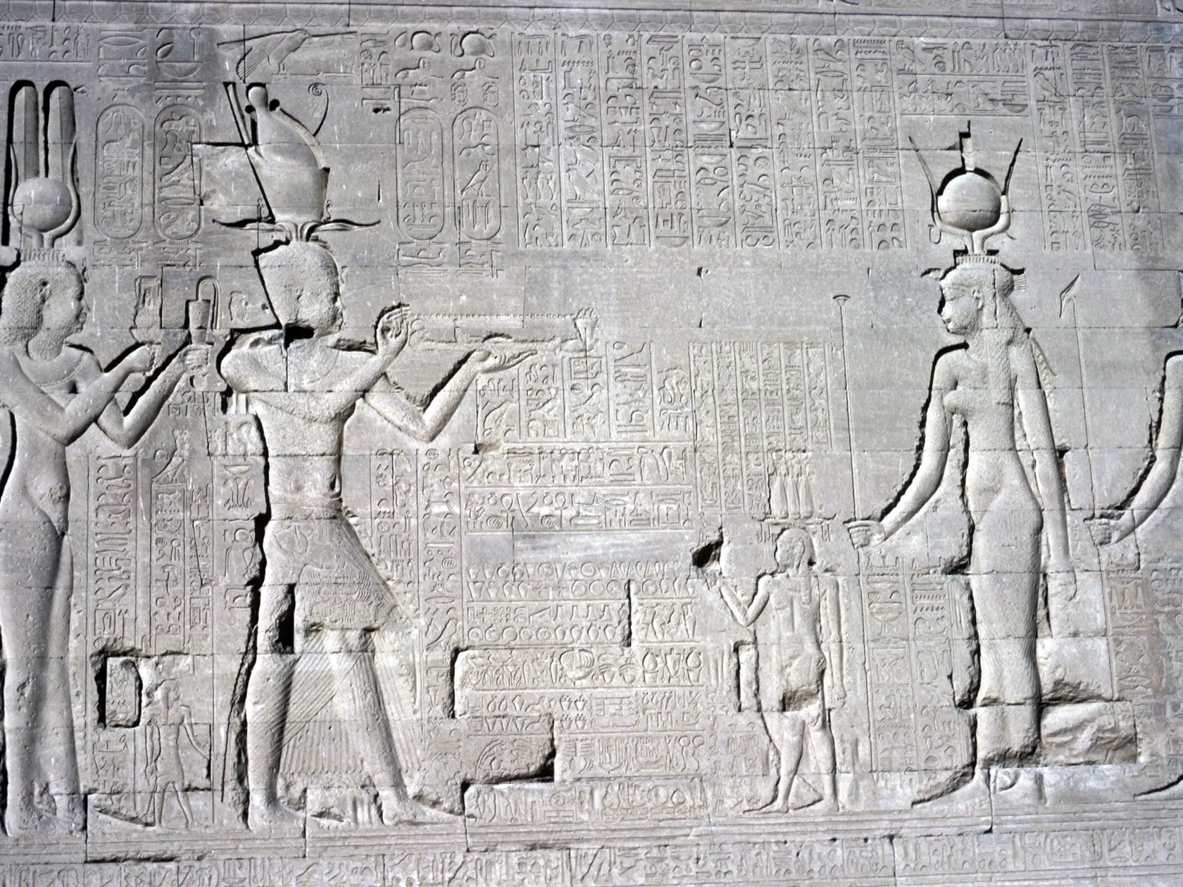Reliéf Kleopatry a Caesariona v Hathorinom chráme V Egypte.