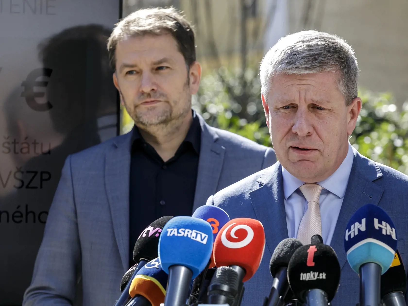 "V návrhu zároveň vnímame viacero možných právnych problémov, ktoré by sa v prípade úspešnosti spomínaného návrhu mohli vyskytnúť. Z uvedených dôvodov s navrhovanou zmenou nemôžeme súhlasiť,“ viedol minister Lengvarský, ktorý na Hodine otázok zastupoval ministra vnútra.