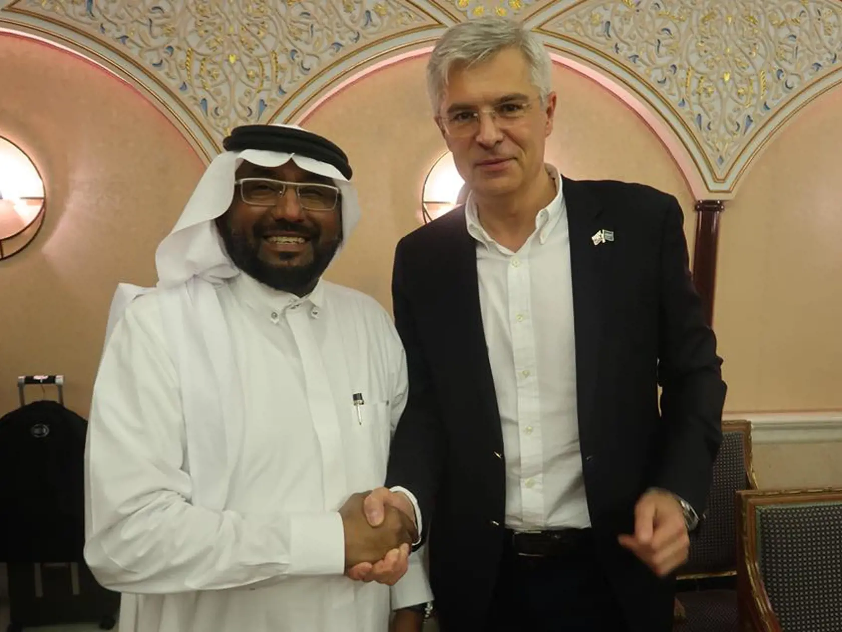Štátny tajomník Ministerstva zahraničných vecí a európskych záležitostí Ivan Korčok (vpravo) s náším novým honorárnym konzulom, saudskoarabským podnikateľom Saeedom Balubaidom (vľavo).