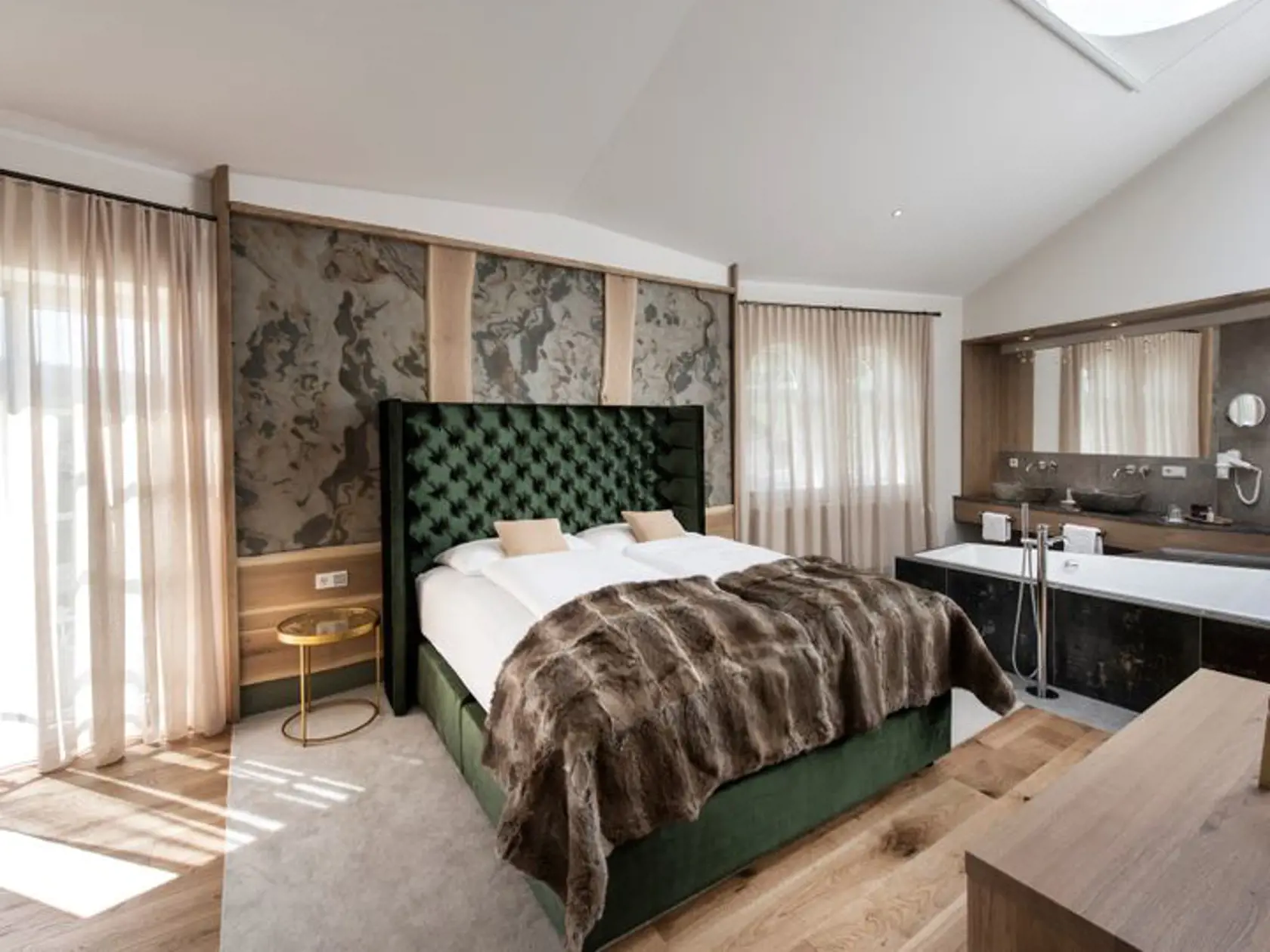 Romantický hotel Bergergut v Afiesli v Hornom Rakúsku sľubuje nielen výnimočné gurmánske zážitky, ale aj ultra moderné, ale napriek tomu veľmi útulné a romantické.