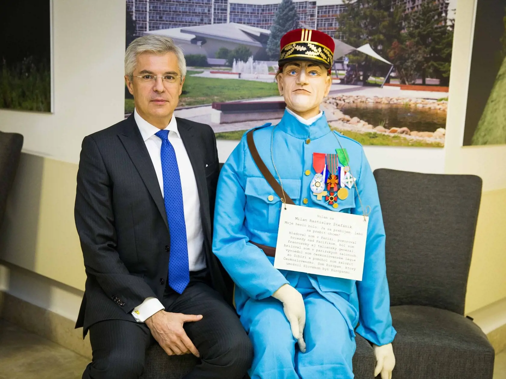 Náš diplomat Ivan Korčok zapózoval pri figuríne Milana Rastislava Štefánika
