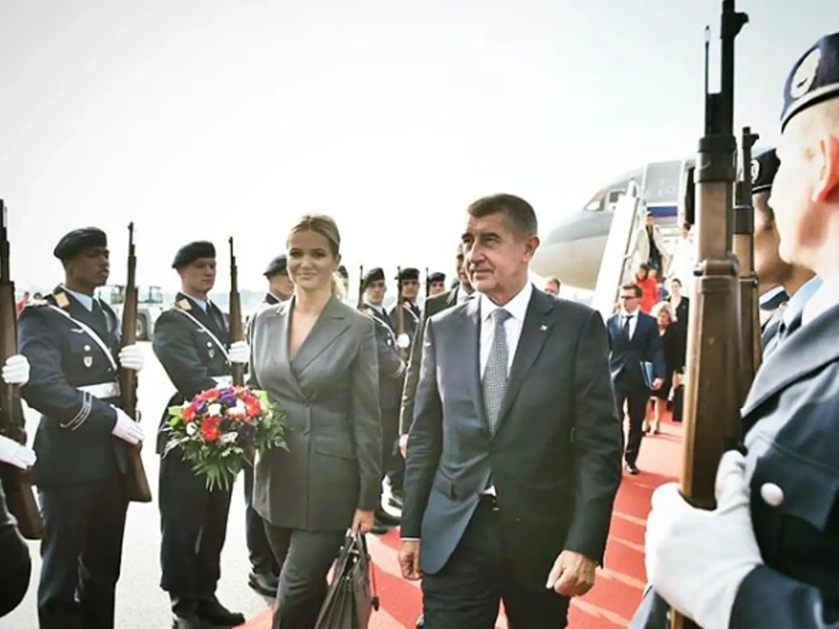 Český premiér Andrej Babiš s manželkou Monikou na berlínskom letisku