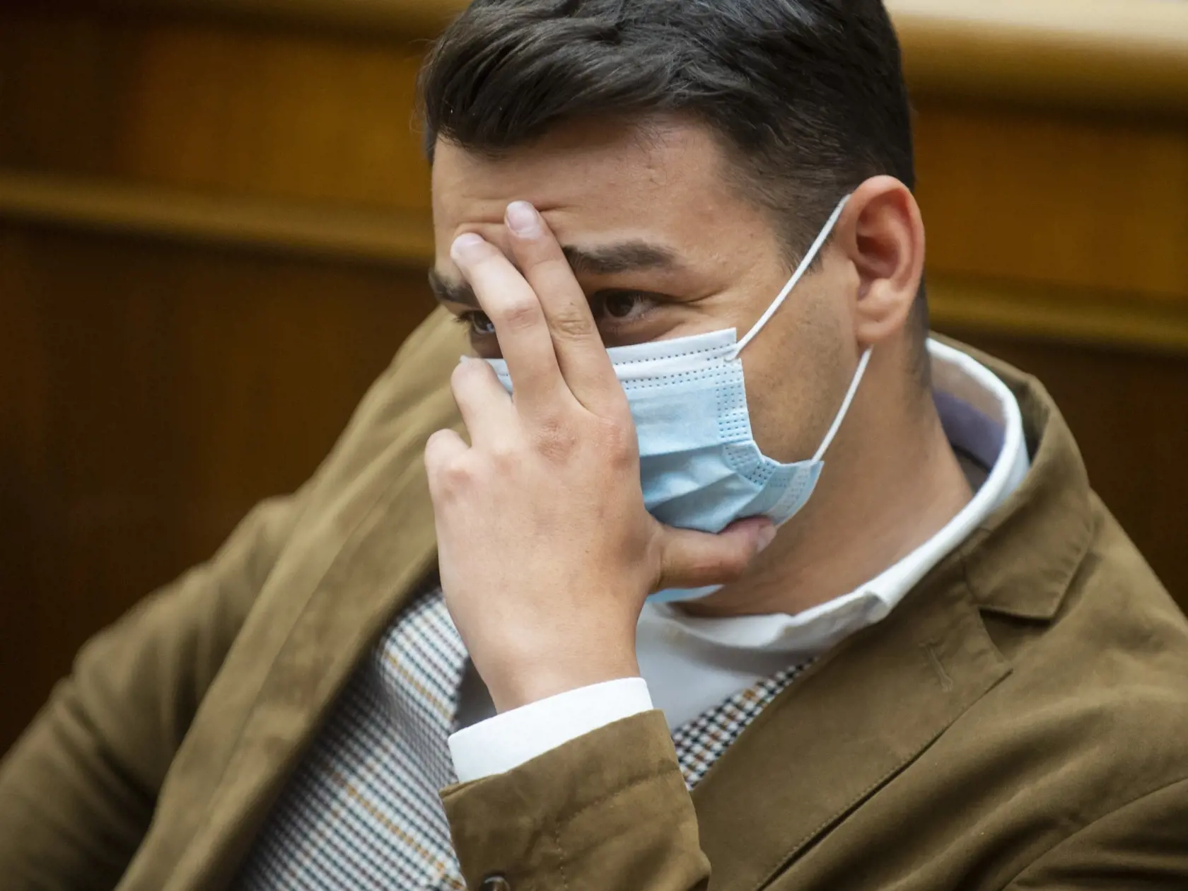 Následne sa do Bihariovej obul mladý poslanec OĽANO Peter Pollák s tým, že politička klame. Voči argumentu, ktorý však Pollák použil sa Bihariová ohradila poznámkou, že Pollák operuje vetami z dôvodovej správy, ktorá je irelevatná. „Právne normy sú v zákone, nie v dôvodovej správe,“ vysvetľovala politička.
