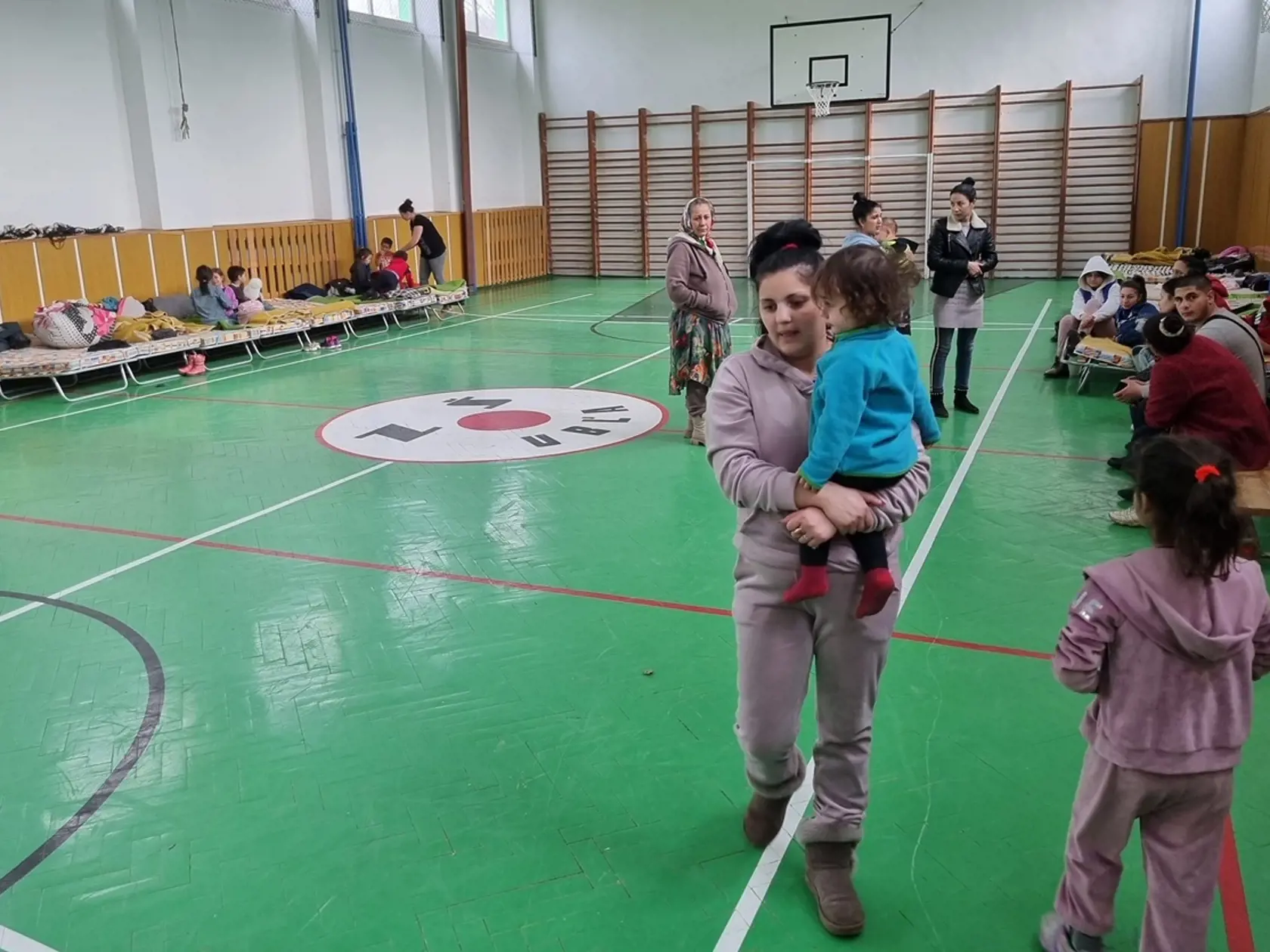 Ľudia tu dostanú základne životné potreby a čakajú, čo bude ďalej.