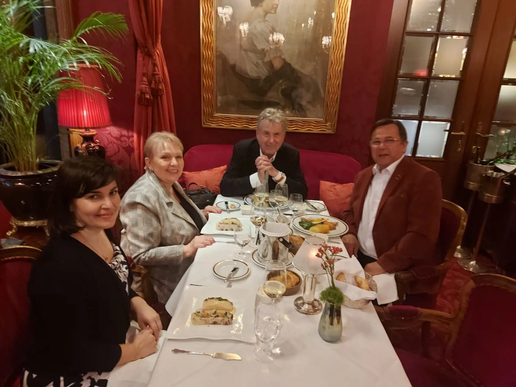 Rote Bar vo viedenskom hoteli Sacher je obľúbenou reštauráciou Viedenčanov. Mnohí tam večerajú pred návštevou divadla, pred plesom alebo len tak s priateľmi.