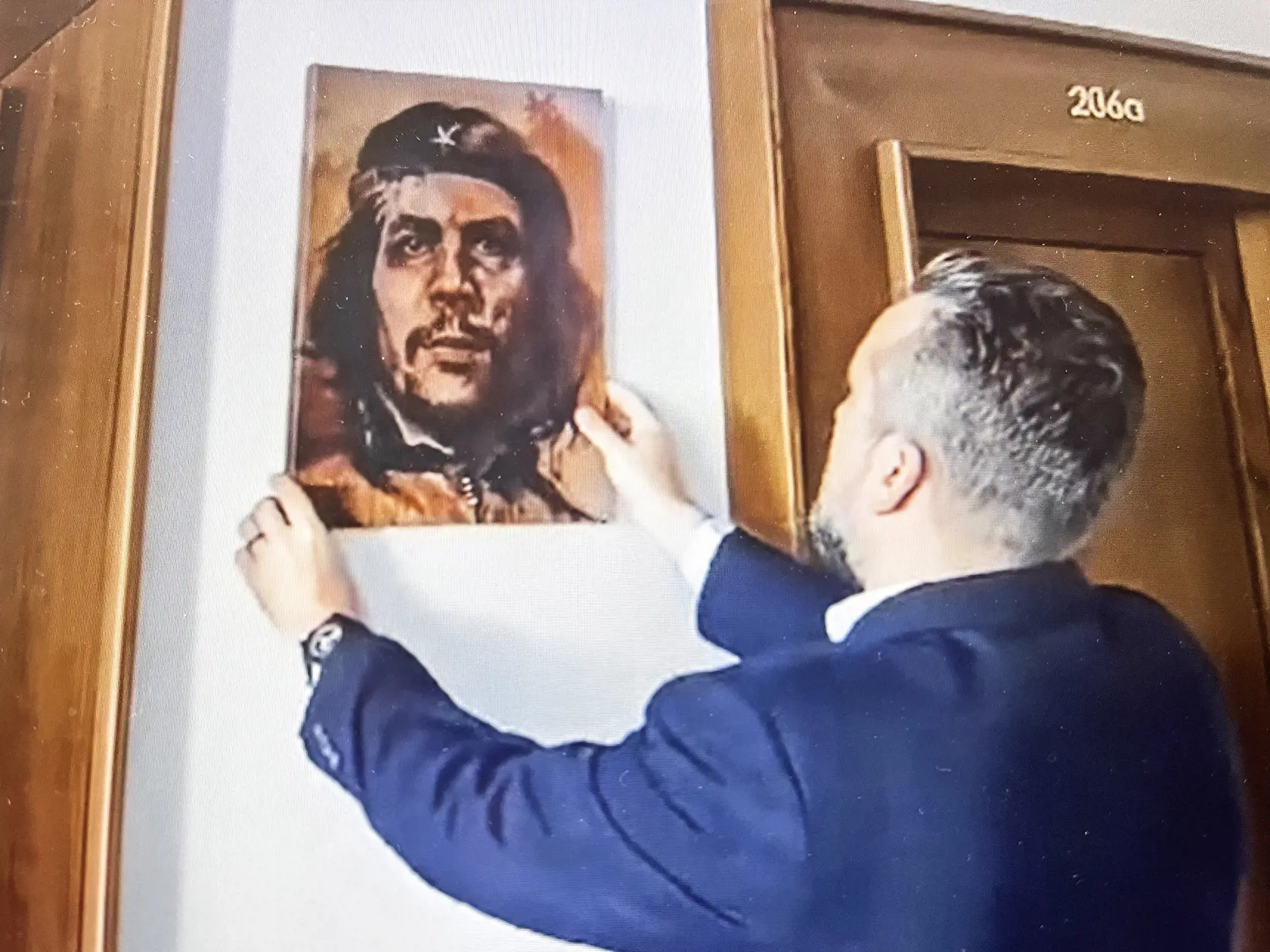 Ľuboš Blaha sa rozhodol oprášiť portrét prezidentky Zuzany Čaputovej aj vlajku Európskej únie, ktoré však už na miesto nevrátil. Oficiálnu štátnu pracovňu si radšej vyzdobil fotografiou kubánskeho komunistického revolucionára Che Guevaru.