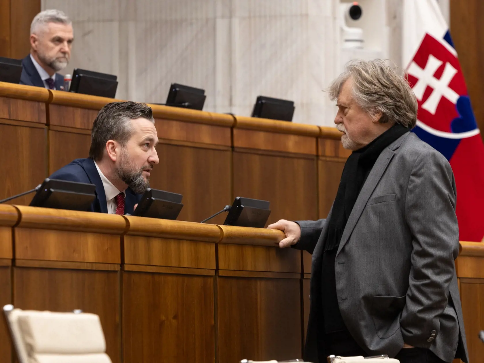Poslanci Národnej rady Slovenskej republiky hlasovali o skrátenom legislatívnom konaní v prípade zmien Trestného zákona. Na snímke zľava je Ľuboš Blaha a Dušan Jariabek.