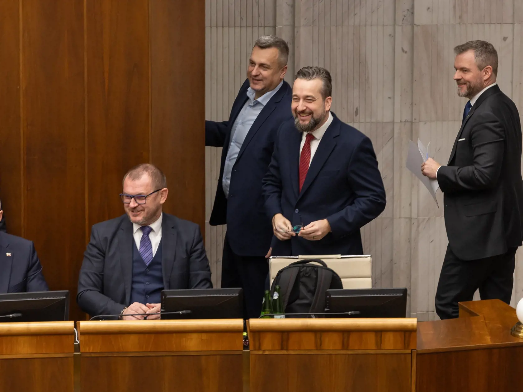 Poslanci Národnej rady Slovenskej republiky hlasovali o skrátenom legislatívnom konaní v prípade zmien Trestného zákona. Na snímke zľava je Tibor Gašpar, Marián Saloň, Andrej Danko, Ľuboš Blaha a Peter Pellegrini.