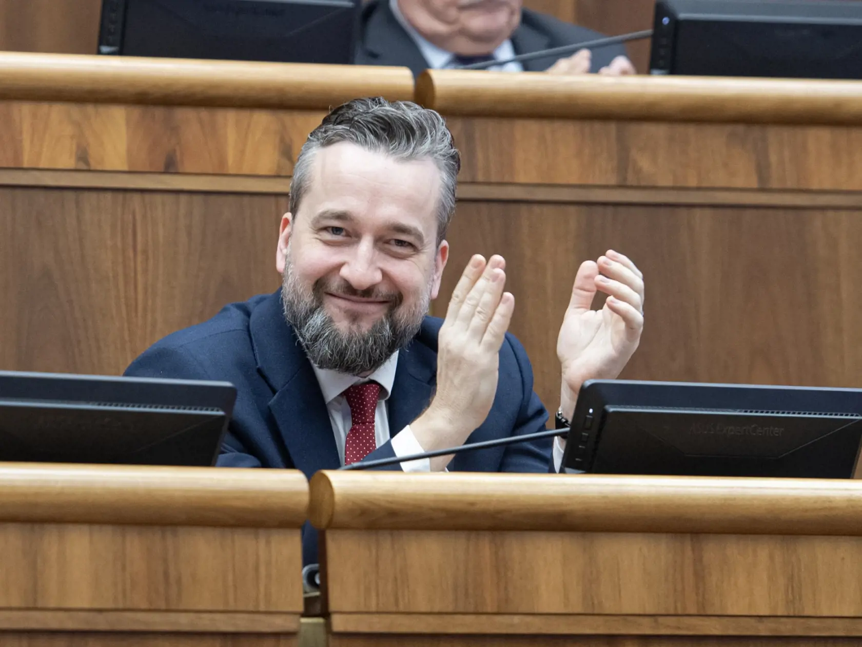 Na snímke podpredseda Národnej rady (NR) SR Ľuboš Blaha (Smer-SD) tlieska po hlasovaní poslancov, ktorí rozhodli, že o novele Trestného zákona budú rokovať v skrátenom legislatívnom konaní v Bratislave vo štvrtok 25. januára 2024. O návrhu na skrátené konanie diskutovali od 8. januára. Novela predpokladá zrušenie Úradu špeciálnej prokuratúry (ÚŠP). Kauzy, ktoré rieši, majú prejsť do agendy krajských prokuratúr. FOTO TASR - Pavel Neubauer