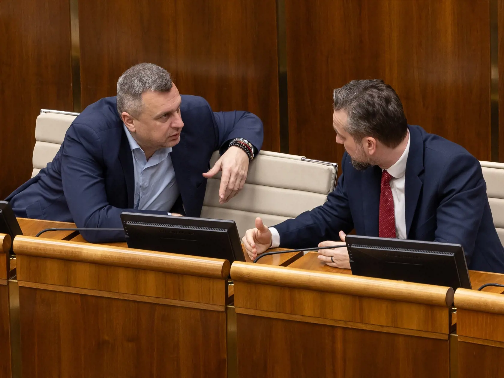 Poslanci Národnej rady Slovenskej republiky hlasovali o skrátenom legislatívnom konaní v prípade zmien Trestného zákona. Na snímke zľava je Andrej Danko a Ľuboš Blaha.