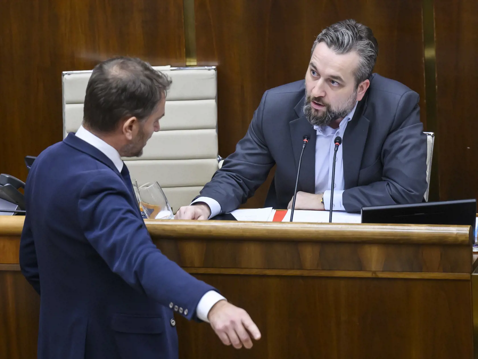Na snímke zľava Igor Matovič (hnutie Slovensko) a podpredseda NRSR Ľuboš Blaha (Smer-SD) počas konfliktu v rámci rozpravy k tretiemu čítaniu k novele Trestného zákona na 9. schôdzi Národnej rady SR v Bratislave 8. februára 2024. FOTO TASR - Jaroslav Novák