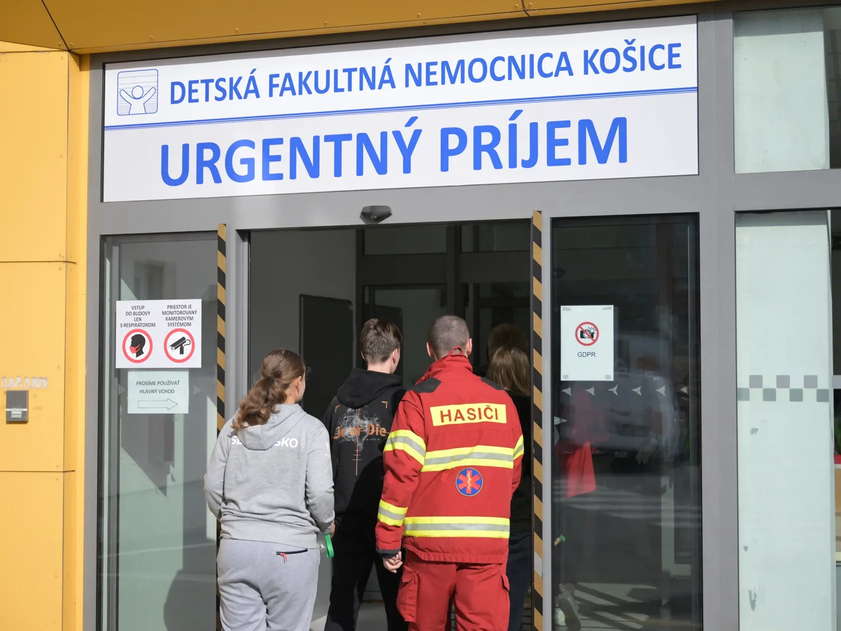 Snímka z cvičenia udalosti s hromadným postihutím osôb v Detskej fakultnej nemocnici v Košiciach 29. októbra 2024 na preverovanie traumatologických plánov. FOTO TASR – František Iván 
