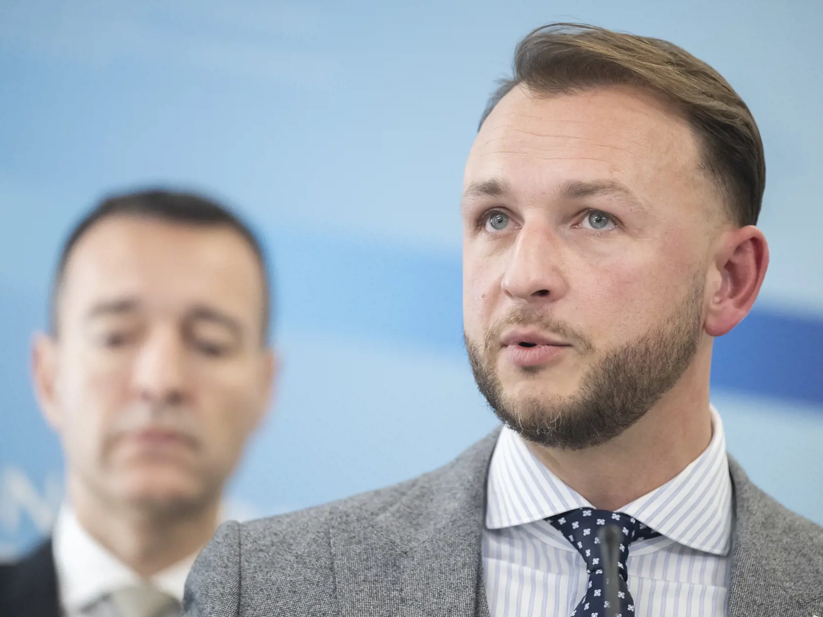 Na snímke v pozadí minister školstva, vedy, výskumu a športu SR Tomáš Drucker a v popredí minister vnútra SR Matúš Šutaj-Eštok (obaja Hlas-SD) počas tlačovej konferencie o bezpečnosti na školách 15. januára 2024 v Bratislave. FOTO TASR - Martin Baumann