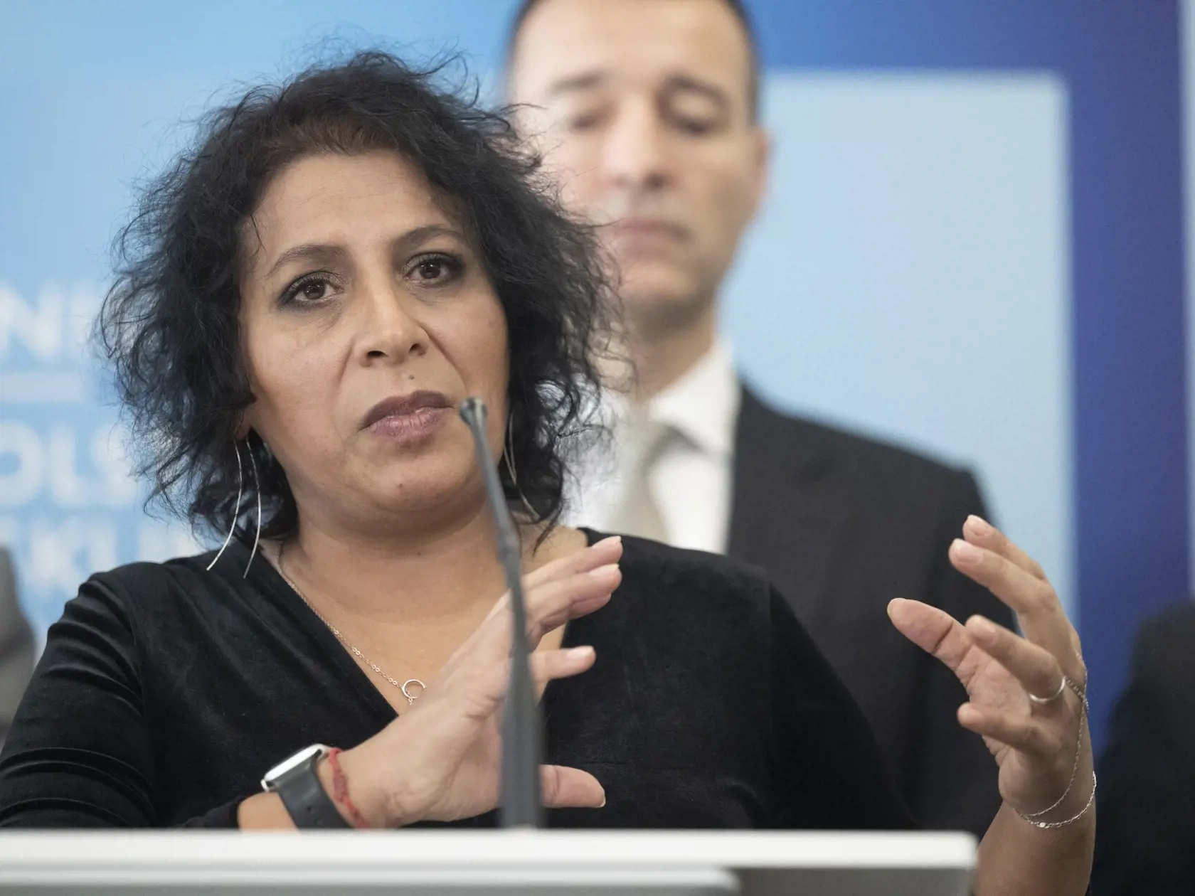 Na snímke v pozadí minister školstva, vedy, výskumu a športu SR Tomáš Drucker (Hlas -SD) a v popredí šéfka detskej psychológie a patopsychológie (VÚDPaP) Janette Motlová počas tlačovej konferencie o bezpečnosti na školách 15. januára 2024 v Bratislave. FOTO TASR - Martin Baumann