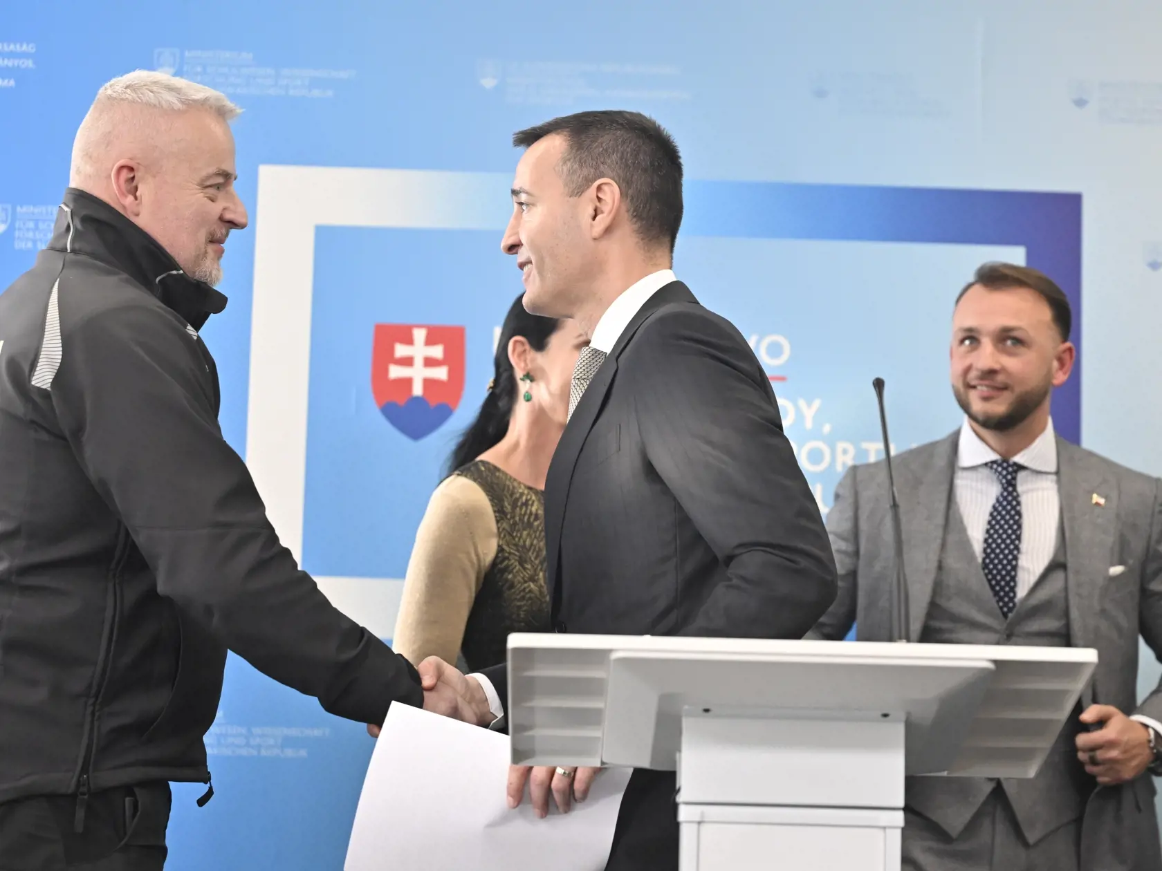 Na snímke zľava prezident Policajného zboru SR Ľubomír Solák, minister školstva, vedy, výskumu a športu SR Tomáš Drucker a vpravo minister vnútra SR Matúš Šutaj-Eštok (obaja Hlas-SD) počas tlačovej konferencie o bezpečnosti na školách 15. januára 2024 v Bratislave. FOTO TASR - Martin Baumann