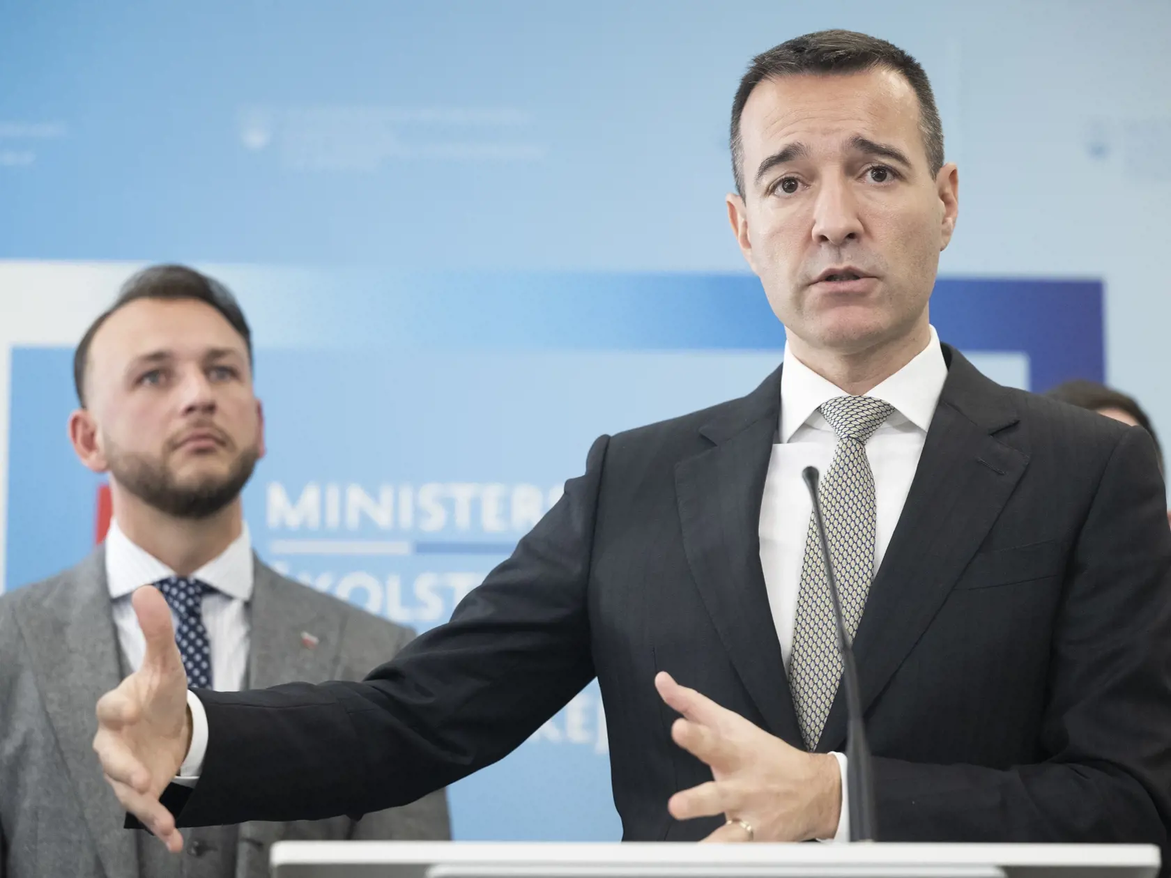 Na snímke vpravo minister školstva, vedy, výskumu a športu SR Tomáš Drucker a vľavo minister vnútra SR Matúš Šutaj-Eštok (obaja Hlas-SD) počas tlačovej konferencie o bezpečnosti na školách 15. januára 2024 v Bratislave. FOTO TASR - Martin Baumann