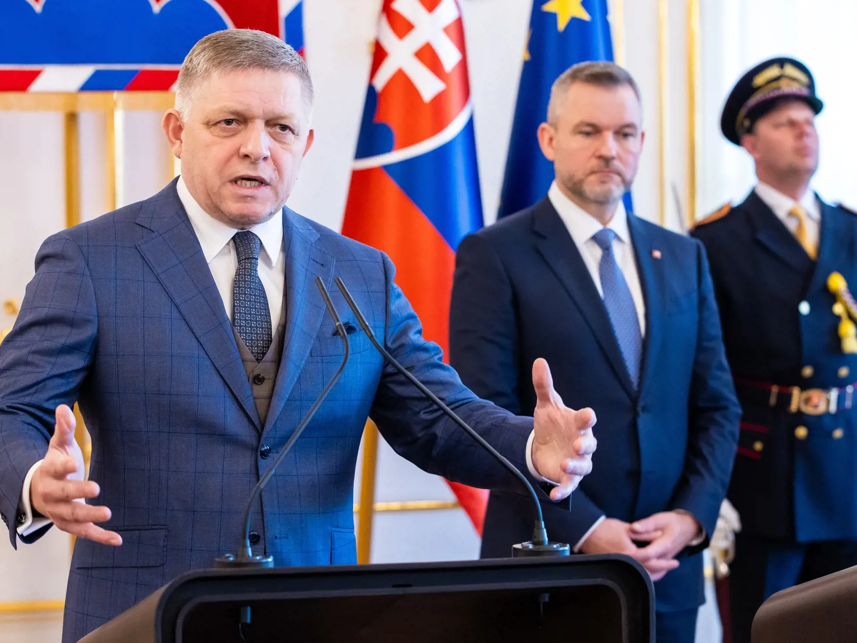 Stretnutie politických strán k zahraničnopolitickej orientácii Slovenska s prezidentom SR v prezidentskom paláci. Na snímke je predseda vlády SR Robert Fico a prezident SR Peter Pellegrini.