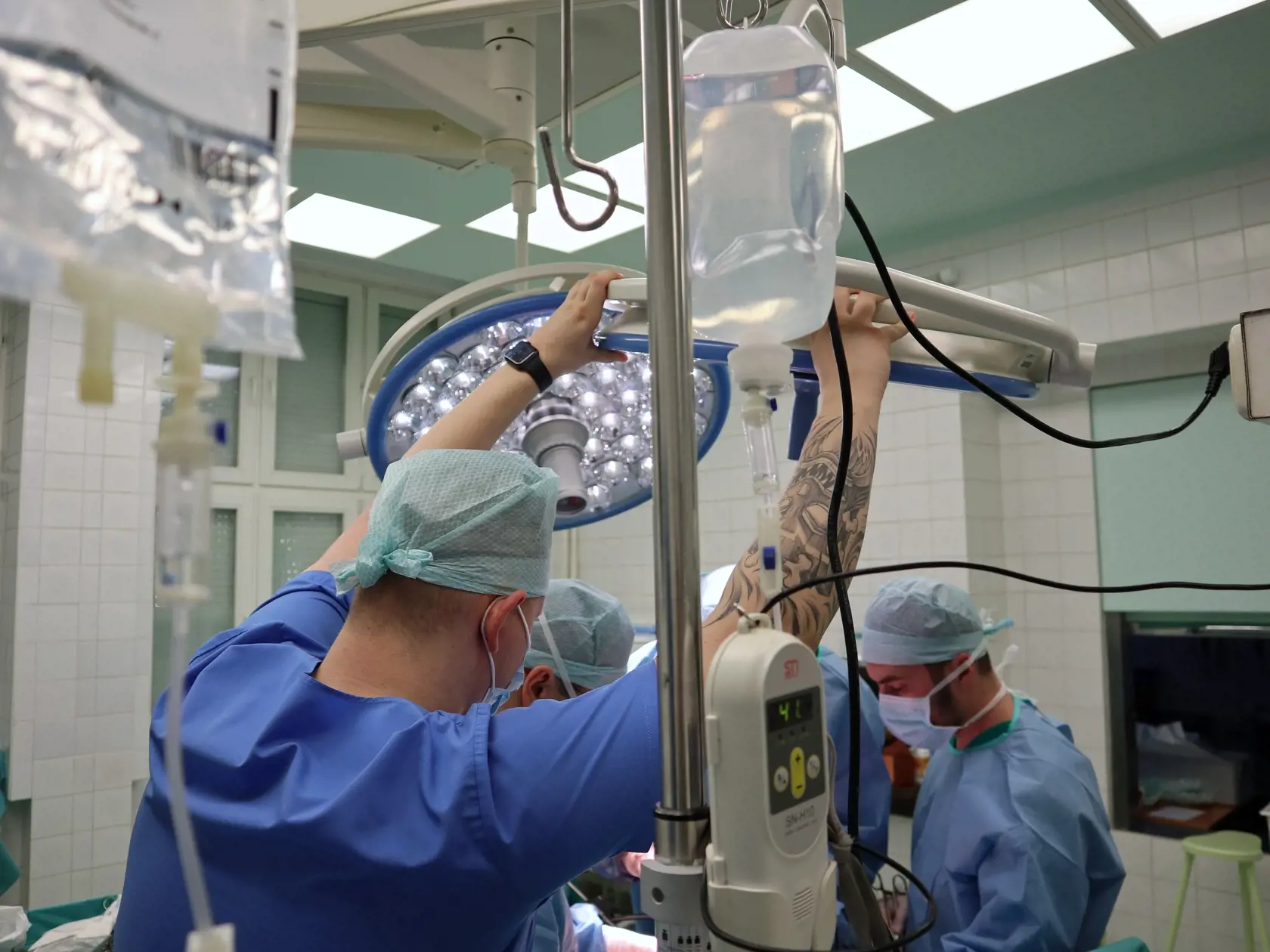 Na snímke realizácia unikátneho operačného výkonu, ktorý realizuje chirurgické oddelenie Fakultnej nemocnice s poliklinikou v Žiline ako jediné špecializované pracovisko na Slovensku metódou s názvom HIPEC. V Žiline, 1. decembra 2022. FOTO TASR - Erika Ďurčová                               