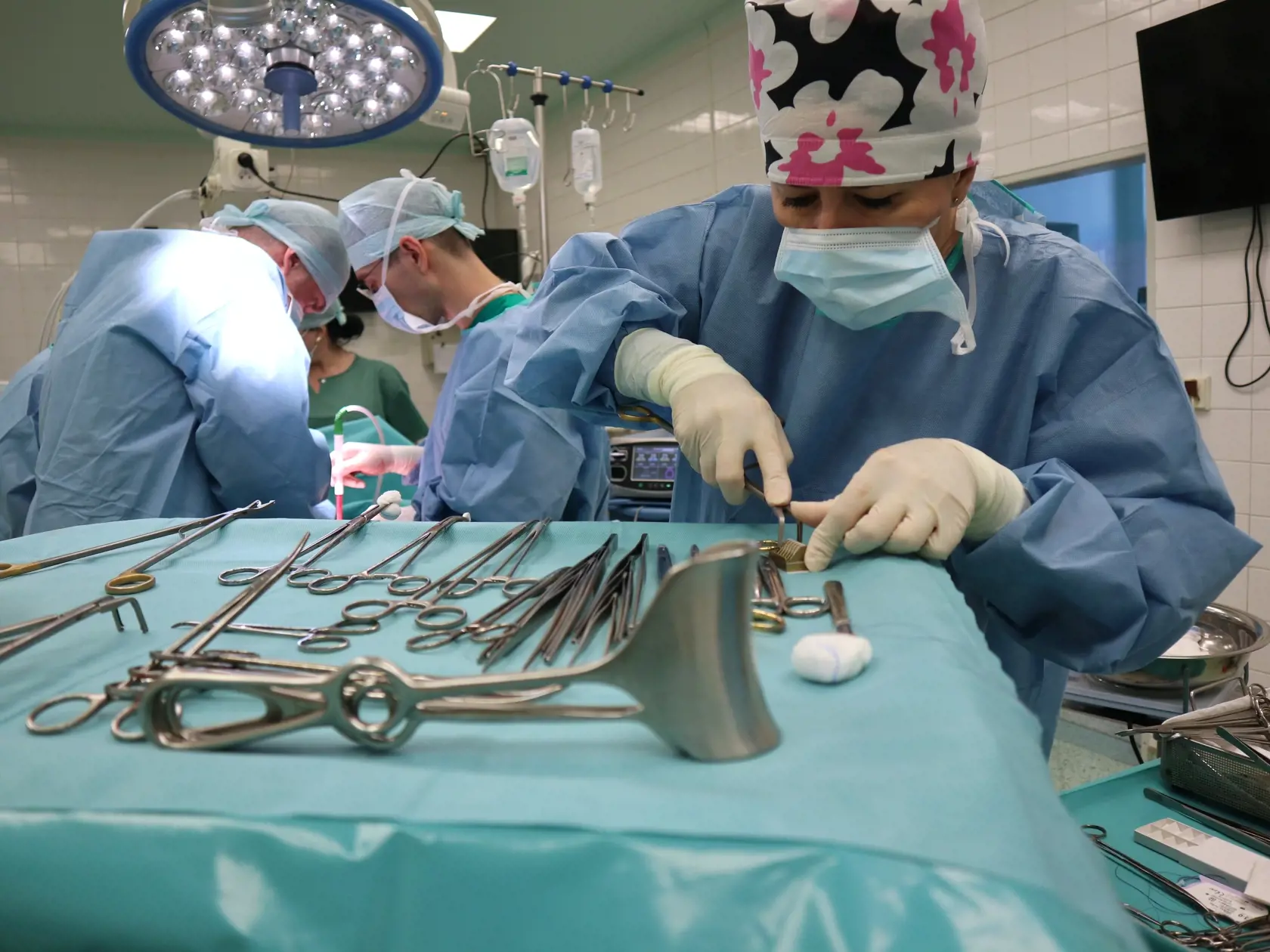 Na snímke realizácia unikátneho operačného výkonu, ktorý realizuje chirurgické oddelenie Fakultnej nemocnice s poliklinikou v Žiline ako jediné špecializované pracovisko na Slovensku metódou s názvom HIPEC. V Žiline, 1. decembra 2022. FOTO TASR - Erika Ďurčová                               
