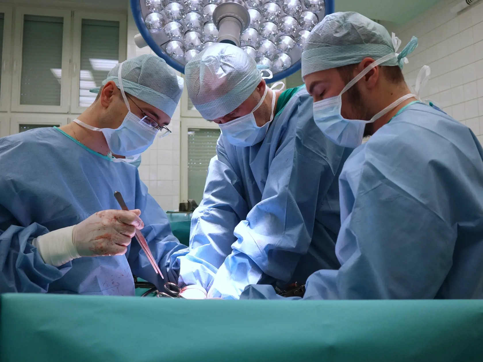 Na snímke realizácia unikátneho operačného výkonu, ktorý realizuje chirurgické oddelenie Fakultnej nemocnice s poliklinikou v Žiline ako jediné špecializované pracovisko na Slovensku metódou s názvom HIPEC. V Žiline, 1. decembra 2022. FOTO TASR - Erika Ďurčová                               