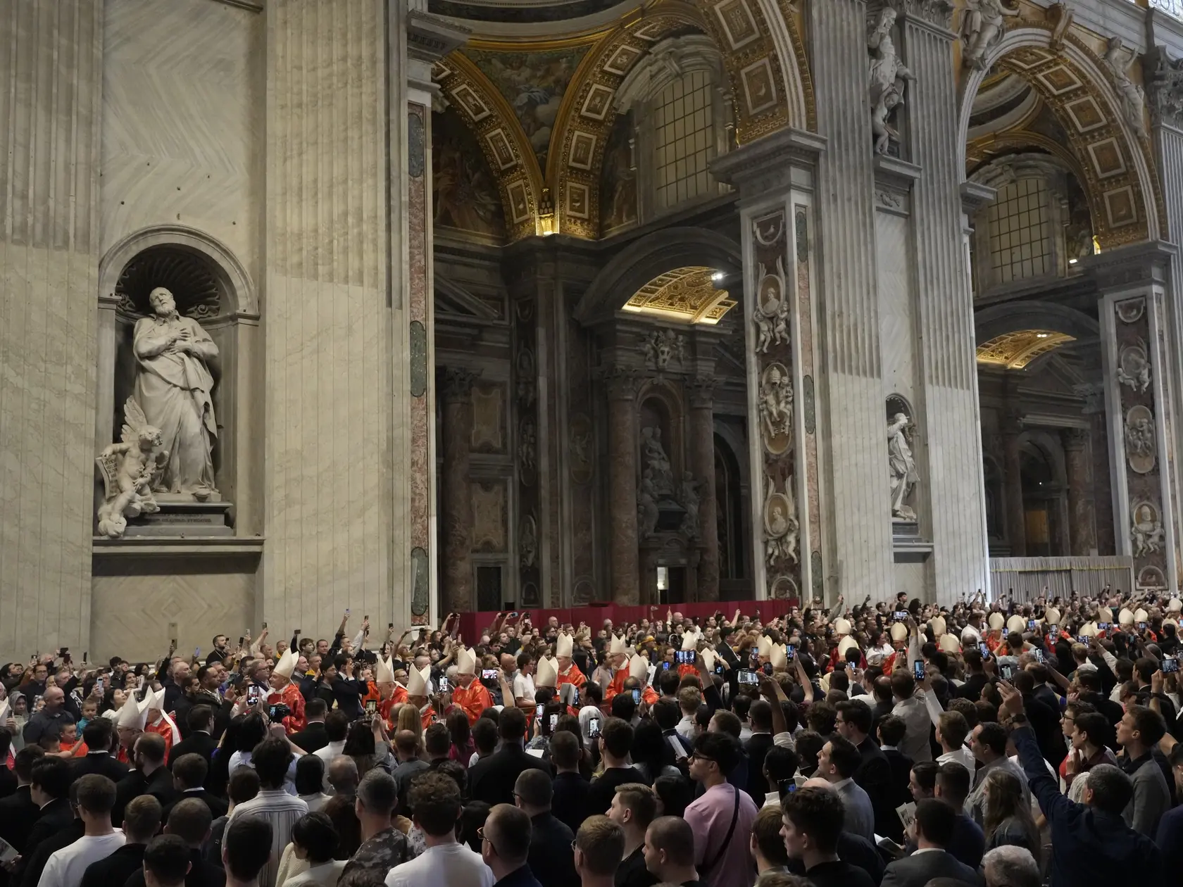 Na snímke veriaci si fotia smartfónmi kardinálov počas svätej omše za voľbu pápeža (Pro eligendo Romano Pontifice) v Bazilike sv. Petra vo Vatikáne v stredu 7. mája 2025.
